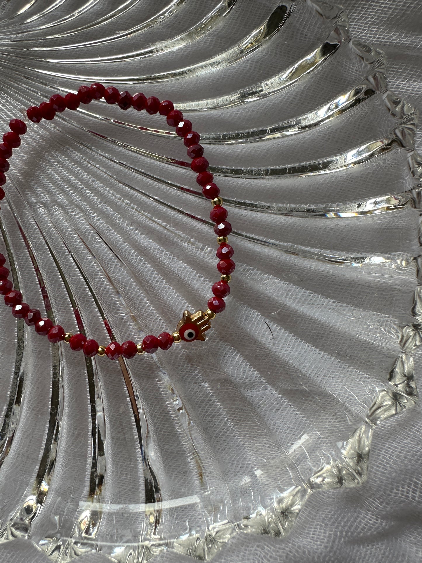 Rotes Perlenarmband mit Fatima’s Hand Anhänger - 10271