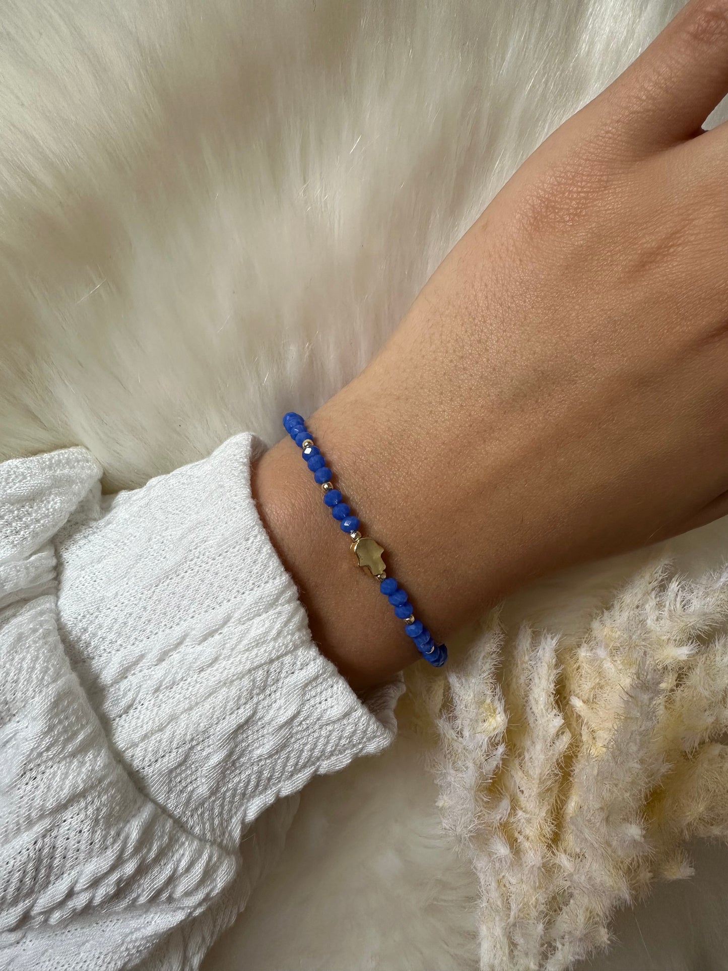 Perlenarmband mit Blauen Kristallperen und Fatimas Hand Anhänger - 10229