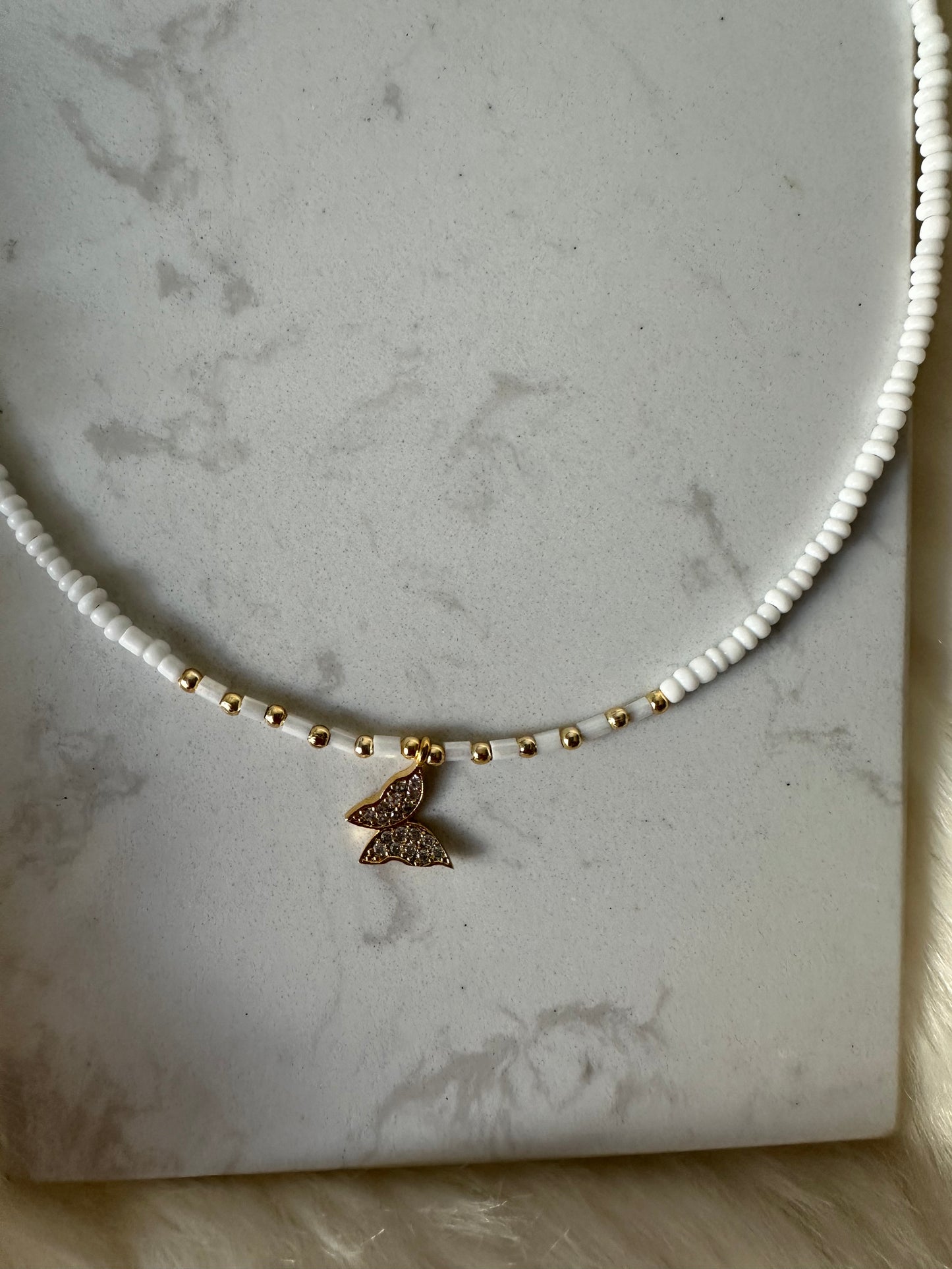 Perlenkette chocker weiß mit goldenen Schmetterling Anhänger - 10183