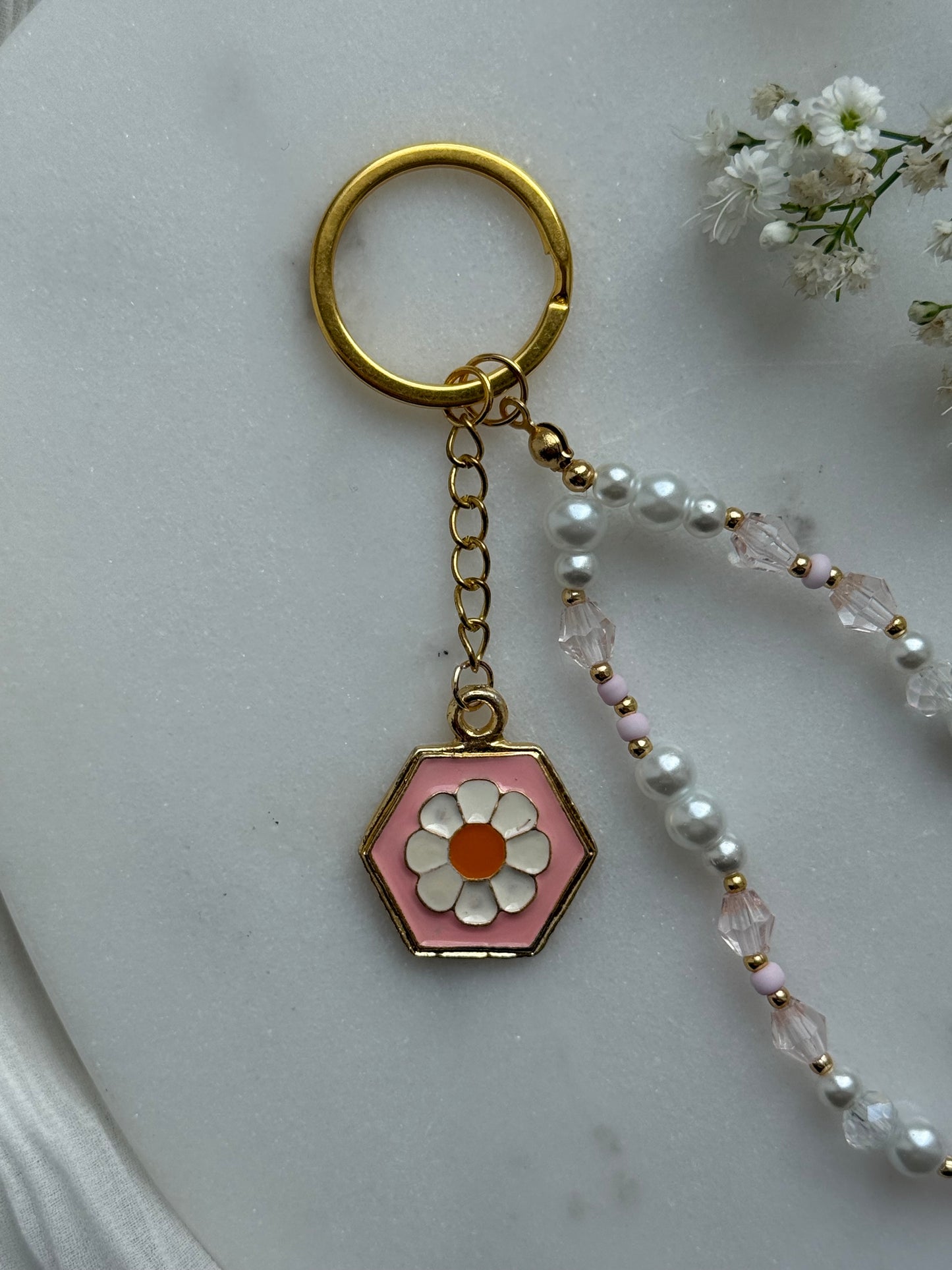 Schlüsselanhänger mit Weißen Perlen, Rosa Kristallperlen und Goldenen Perlen + Papatya Anhänger - 11020