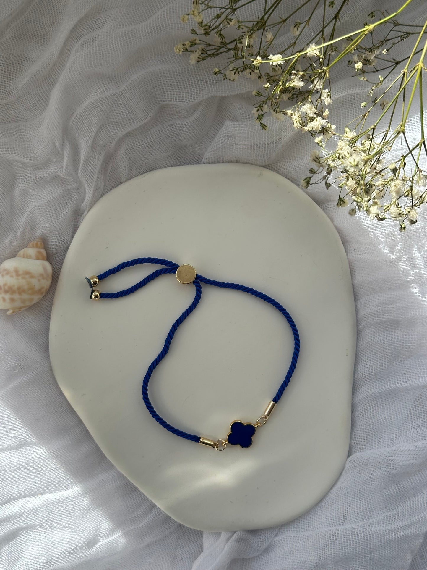Verstellbares Stoffarmband mit Kleeblatt Anhänger - 10862