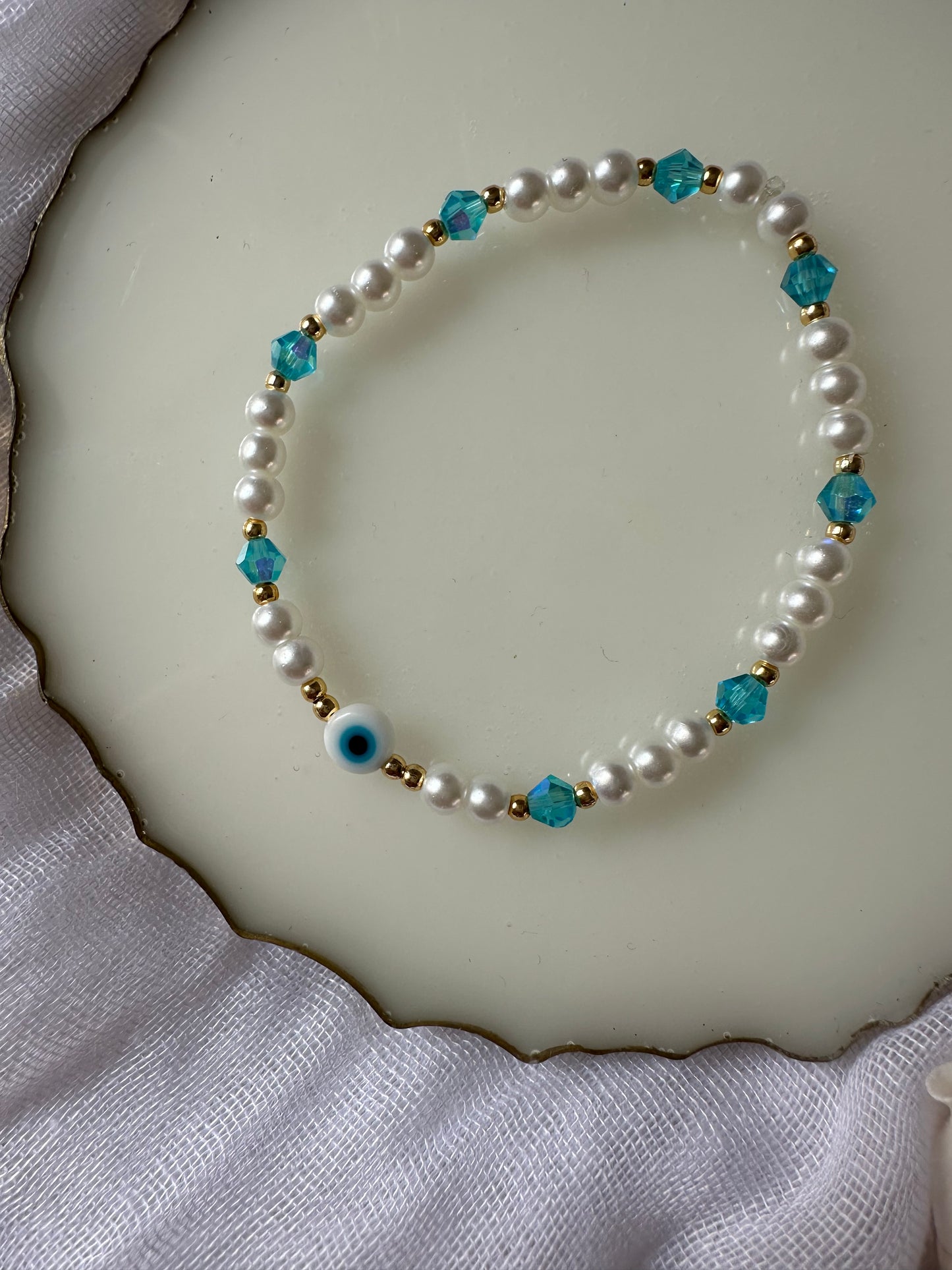 Perlenarmband mit Weißen Perlen und Blauen Kristallperlen und Nazar - 10253