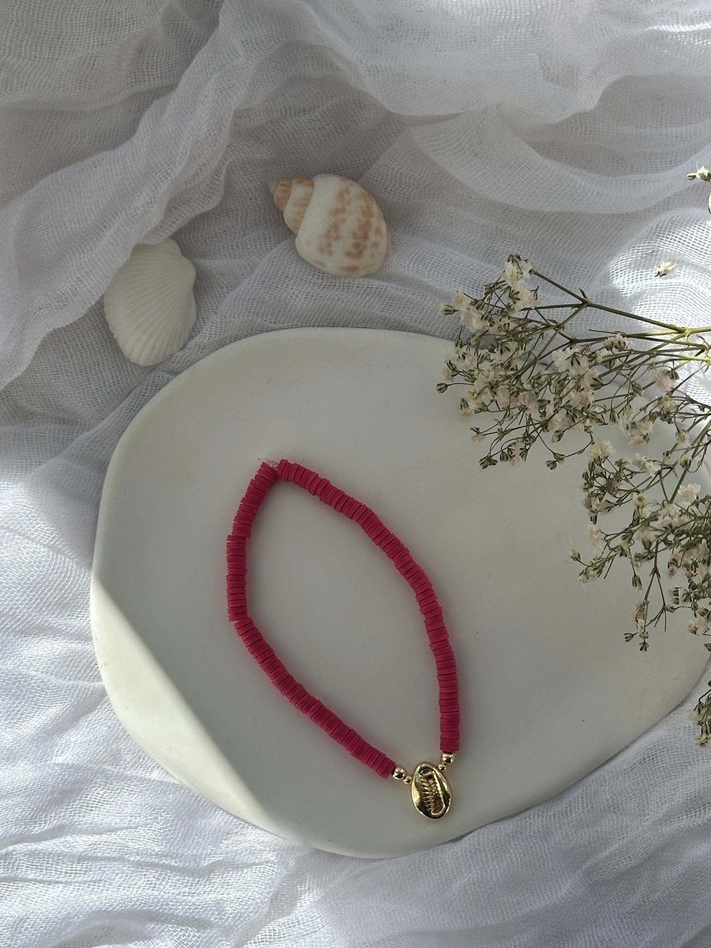 Perlenarmband mit Pinken Fimo Perlen, goldenen Perlen + Muschel Anhänger - 10816
