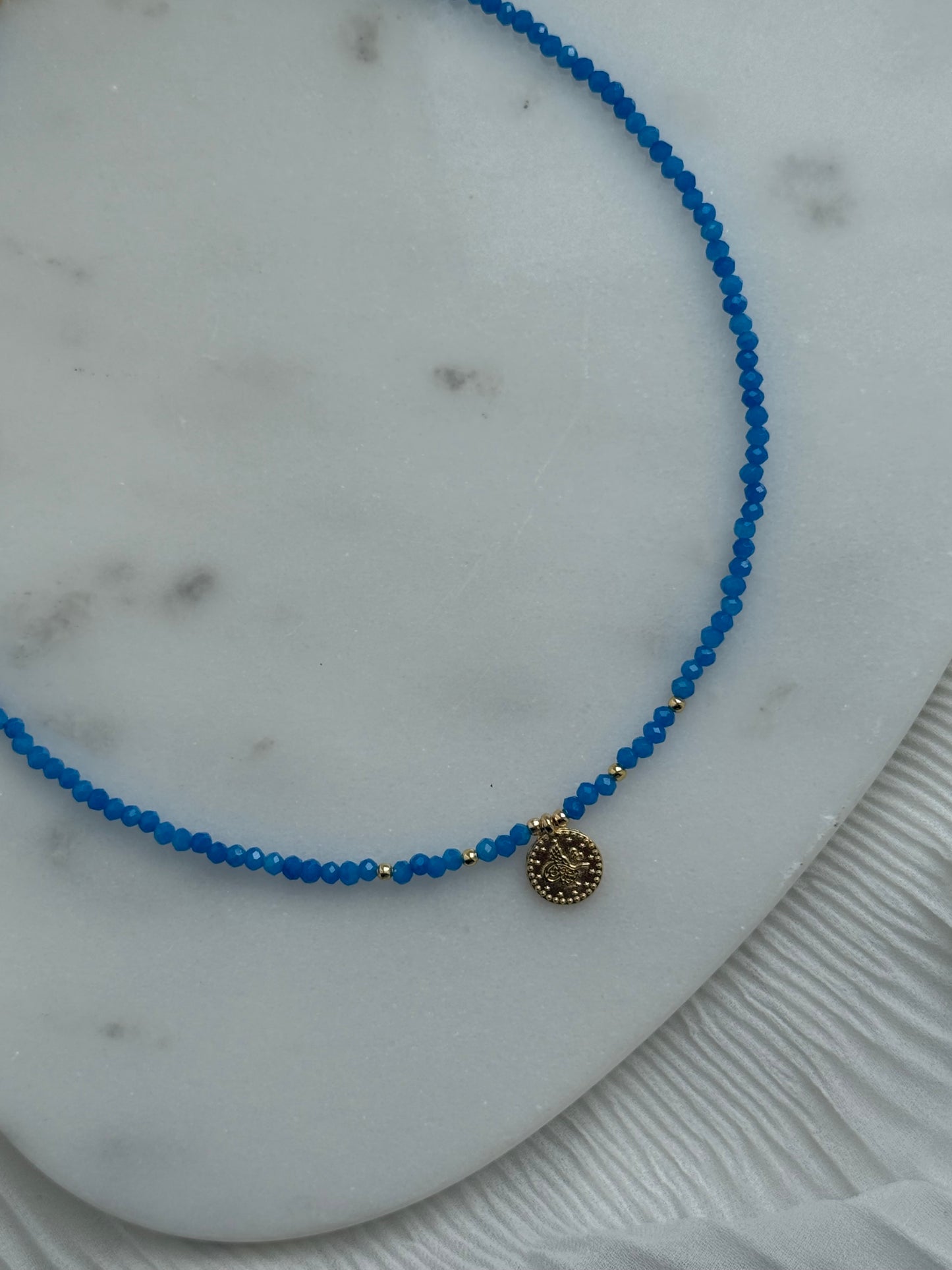 Perlenkette mit Blauen Kristallperlen, Goldenen Details + Taler Anhänger - 111163