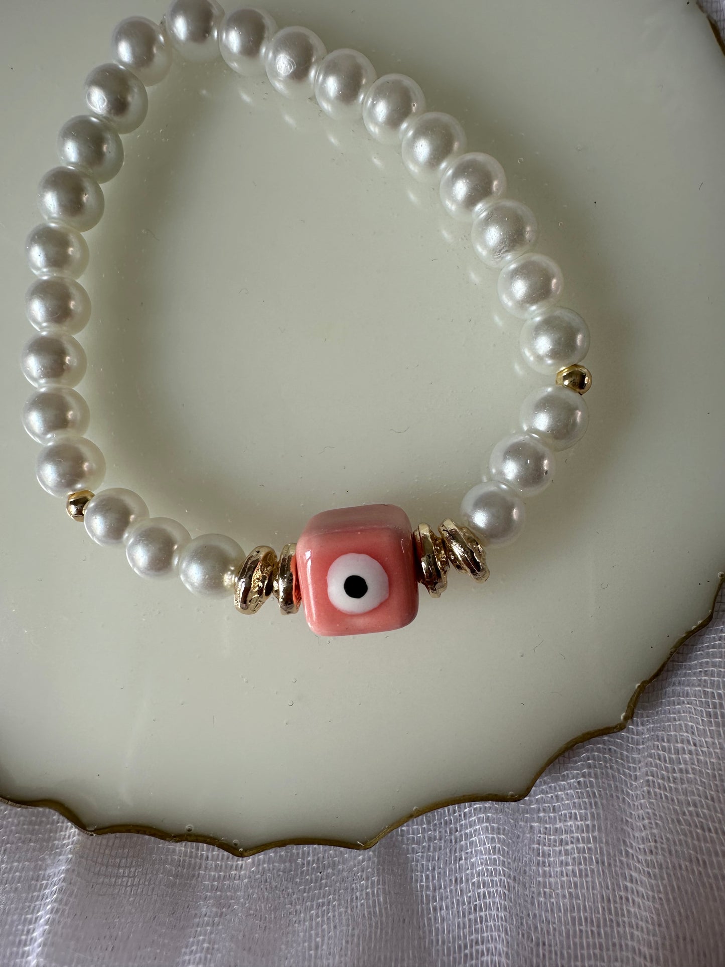 Perlenarmband mit Weißen Perlen und Goldenen Details und Nazar - 10376