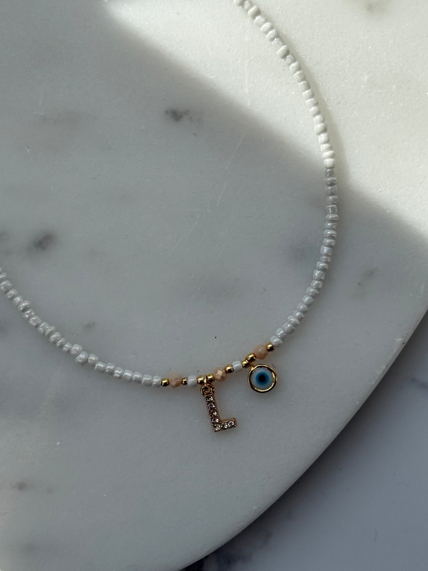 Perlenkette personalisiert mit Weißen / Beigen Perlen und Goldenen Perlen + Nazar Anhänger - 10956