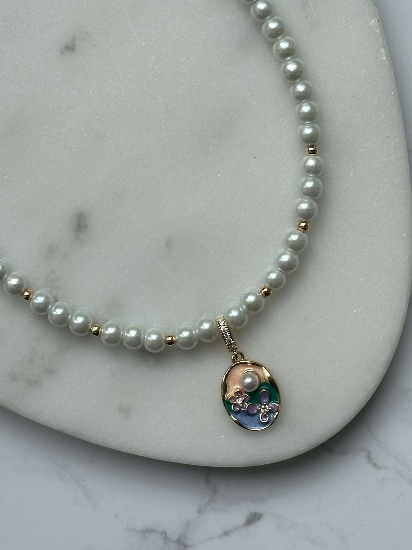 Perlenkette mit Weißen Perlen und Goldenen Perlen + Blumen Anhänger - 10926