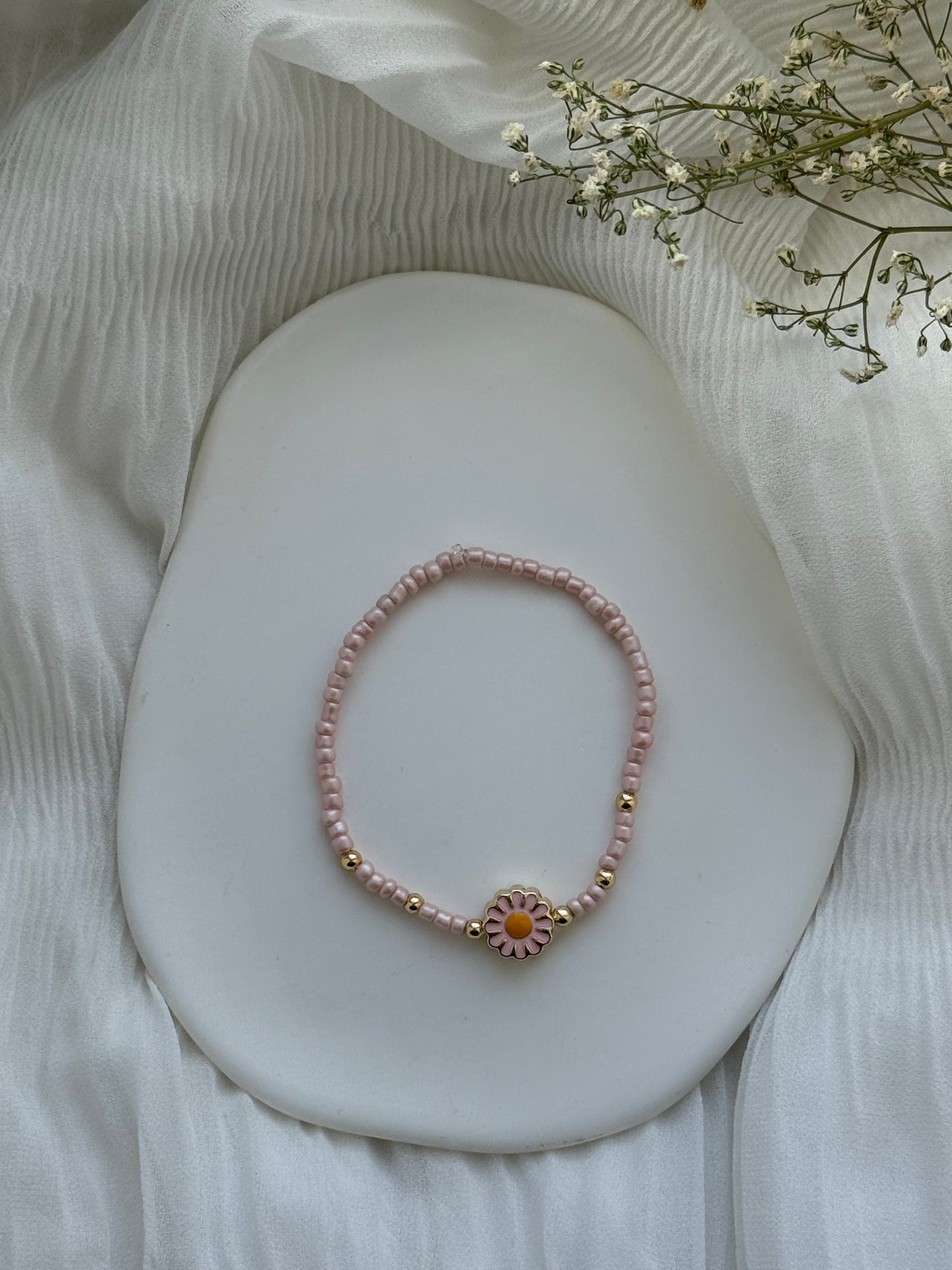Perlenarmband mit Rosa Perlen, Goldenen Perlen + Blumen Anhänger - 2119