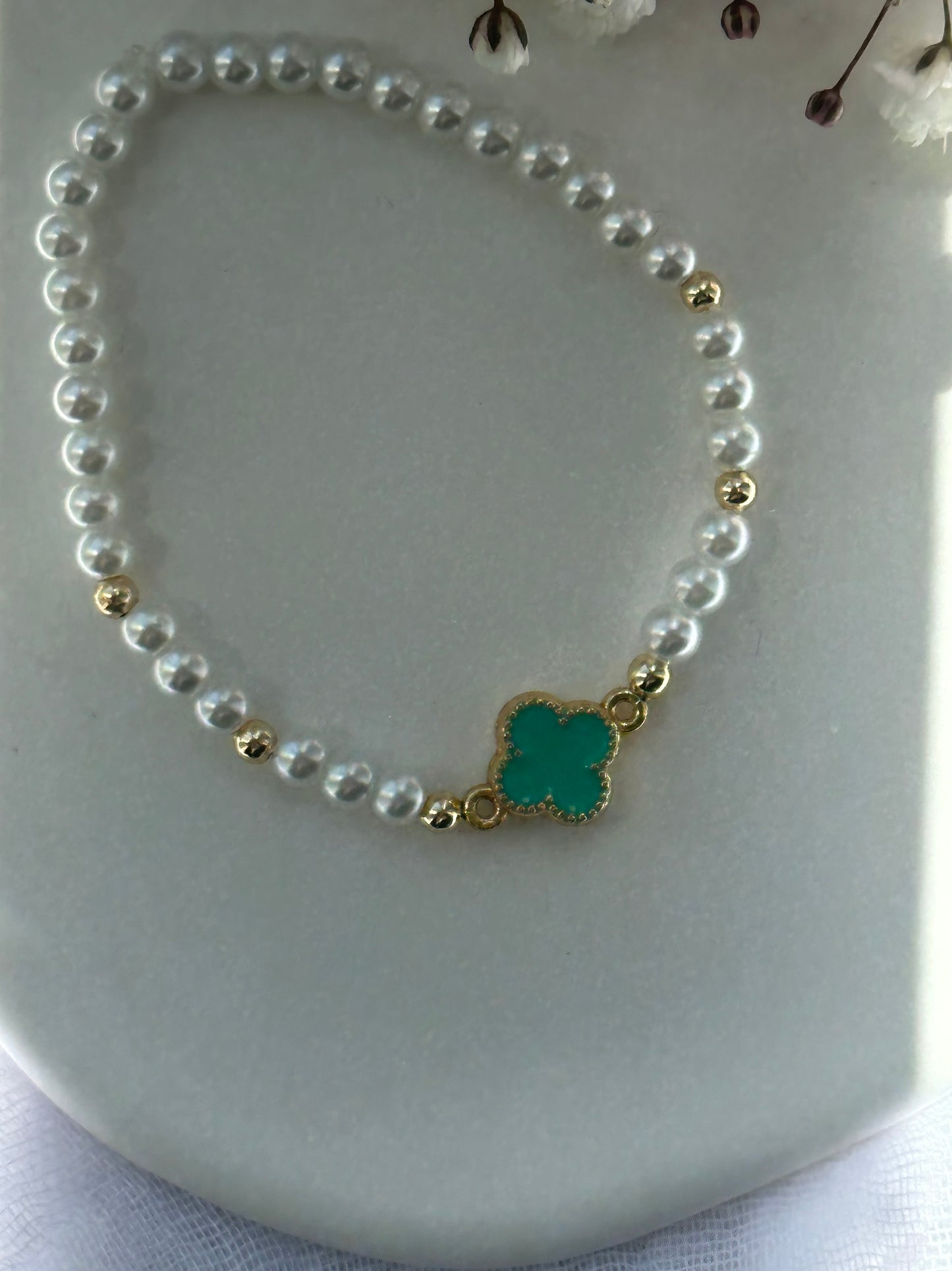 Perlenarmband mit Weißen Perlen und goldenen Details + Kleeblatt Anhänger - 10716