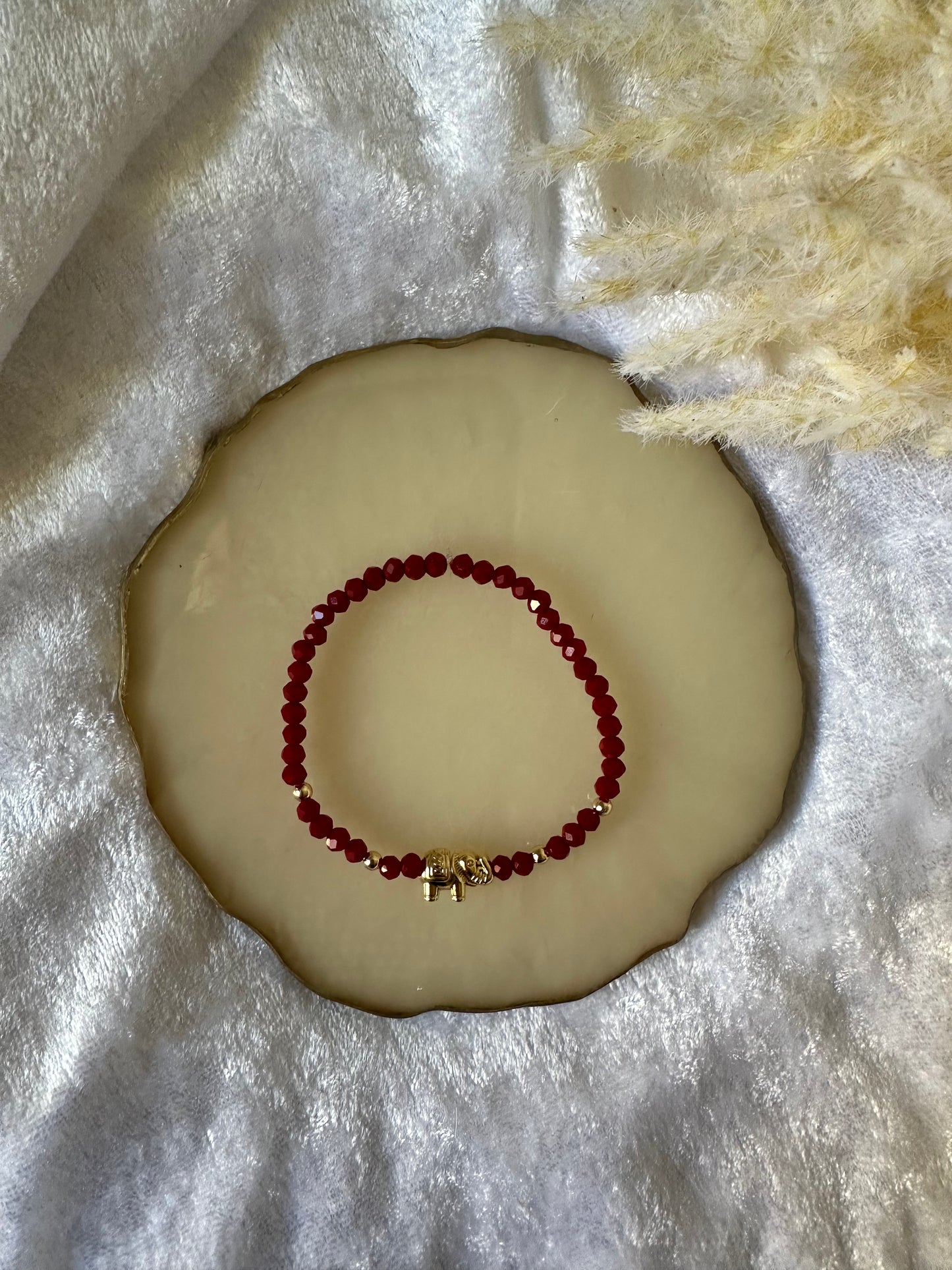 Perlenarmband mit roten Kristallperlen und Elefanten Anhänger - 10416