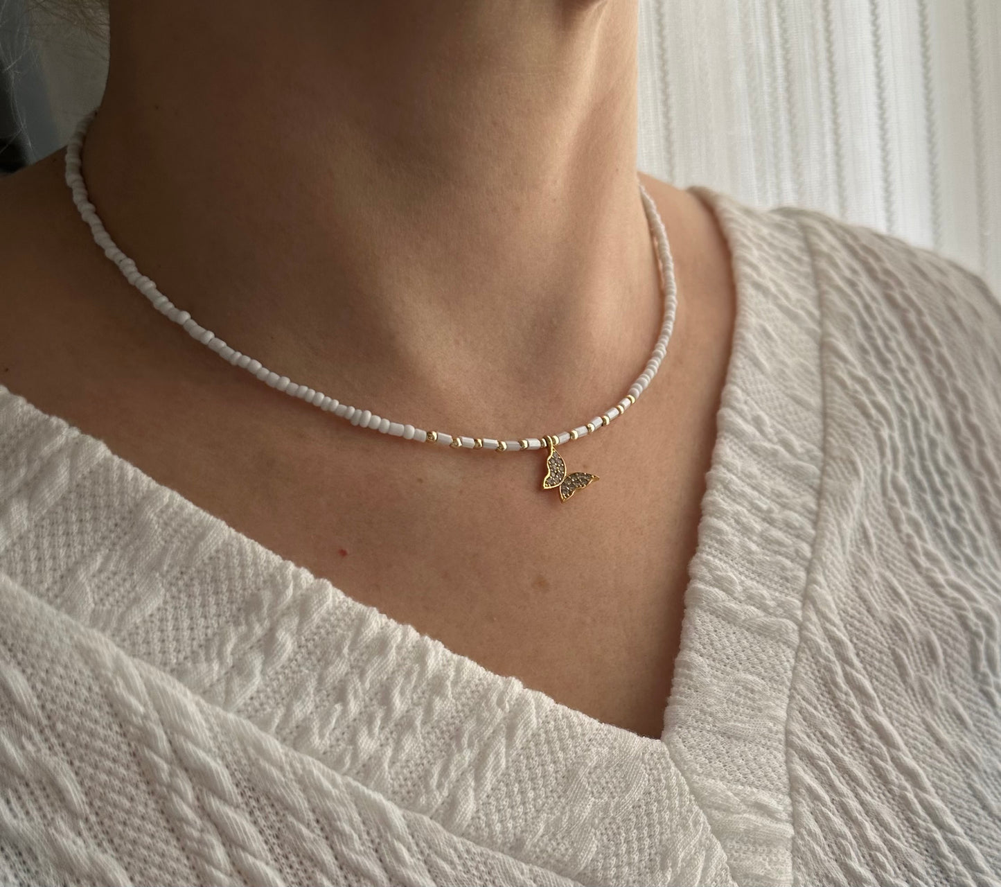 Perlenkette chocker weiß mit goldenen Schmetterling Anhänger - 10183