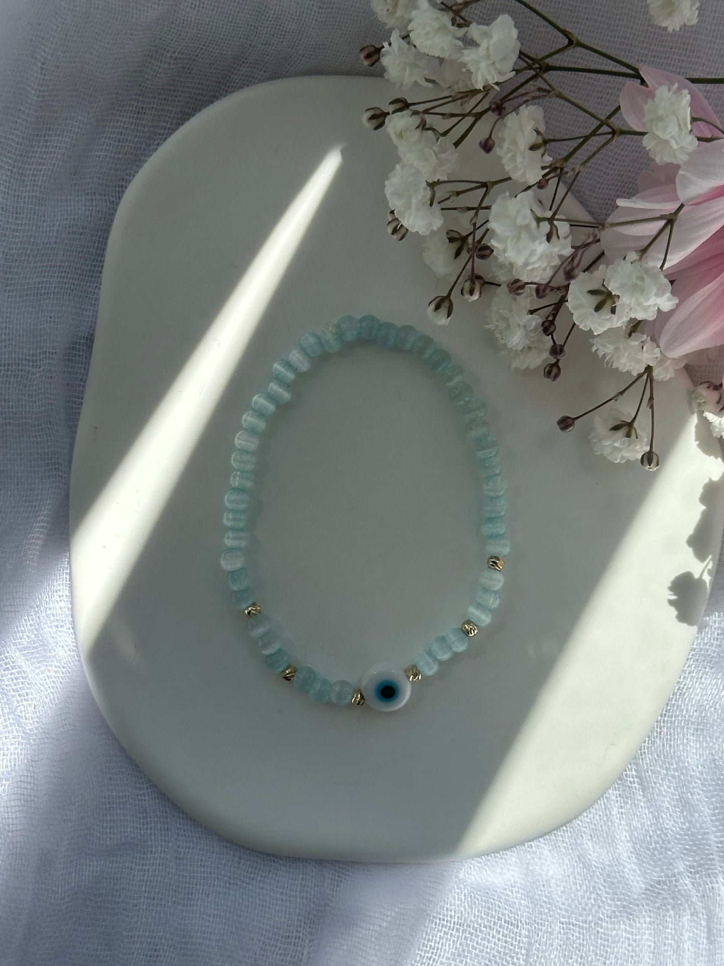 Perlenarmband mit Blauen Glasperlen und goldenen Details + Nazar Anhänger - 10775