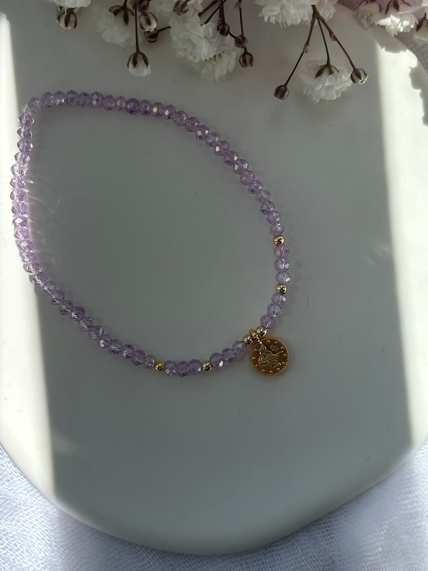 Perlenarmband mit Lila Kristallperlen und goldenen Details + Goldener Taler Anhänger - 10723