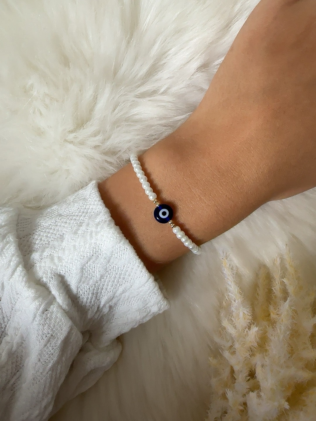 Perlenarmband mit weißen kleinen Perlen und dunkelblauer Nazar Perle - 10345