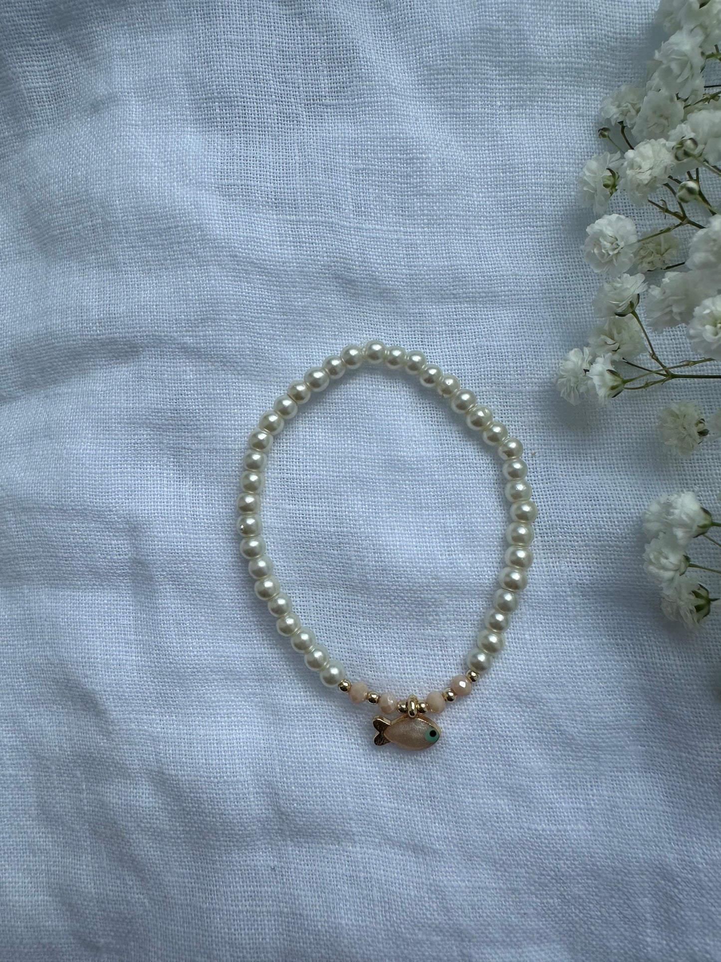 Perlenarmband mit Weißen und Beigen Kristallperlen und Fisch Anhänger - 10437