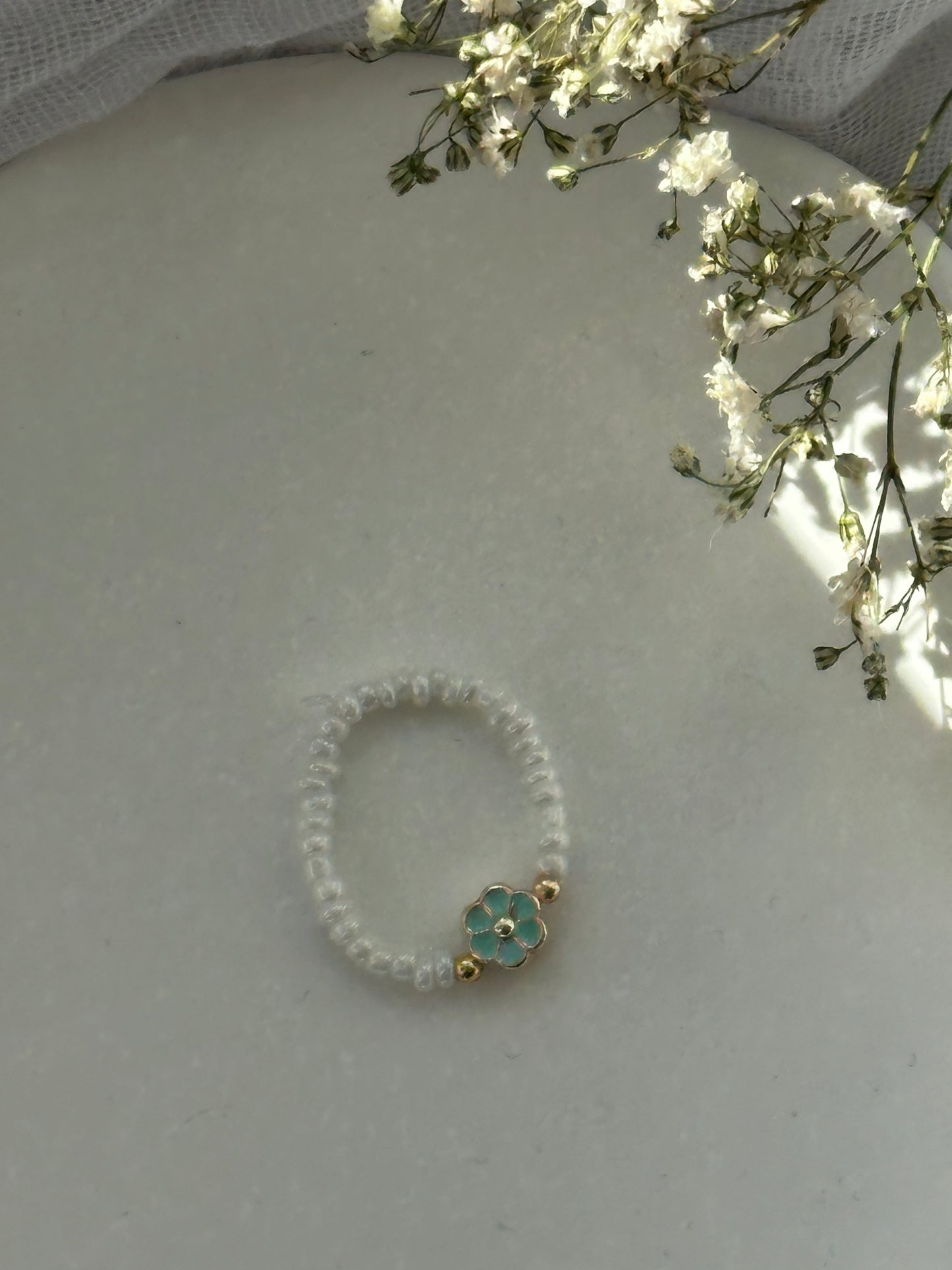 Perlenring mit Weißen Perlen und goldenen Details + Blumen Anhänger - 10786