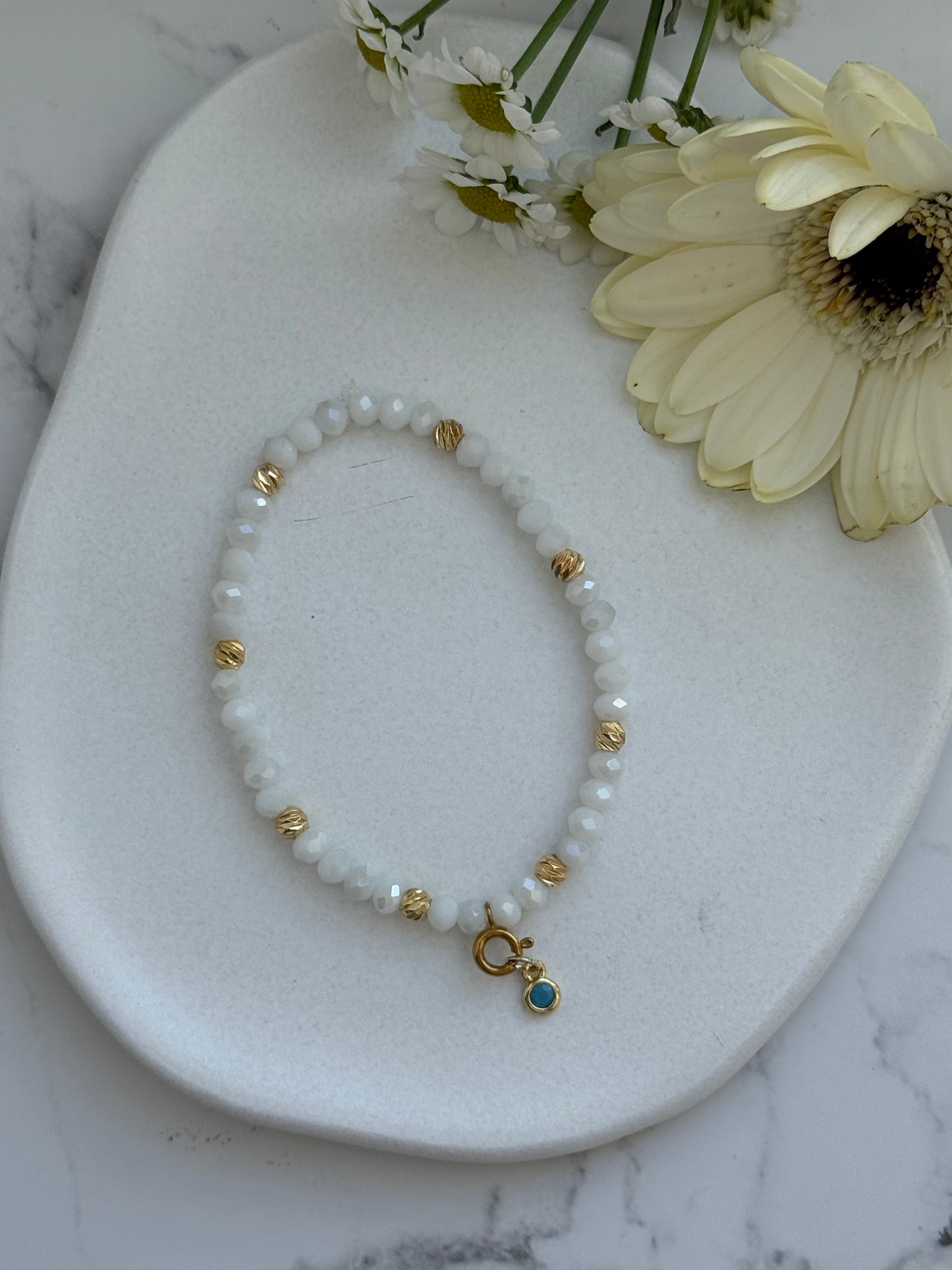 Perlenarmband mit Weißen Kristallperlen und Goldenen Dorika Perlen + Blauer Stein Anhänger - 2082