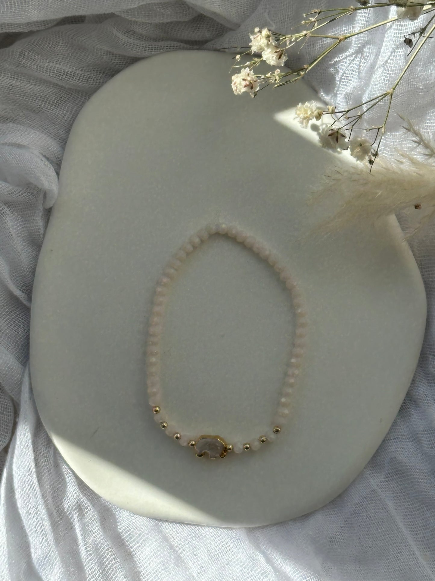 Perlenarmband mit Beigen Kristallperlen + Elefanten Anhänger - 10689
