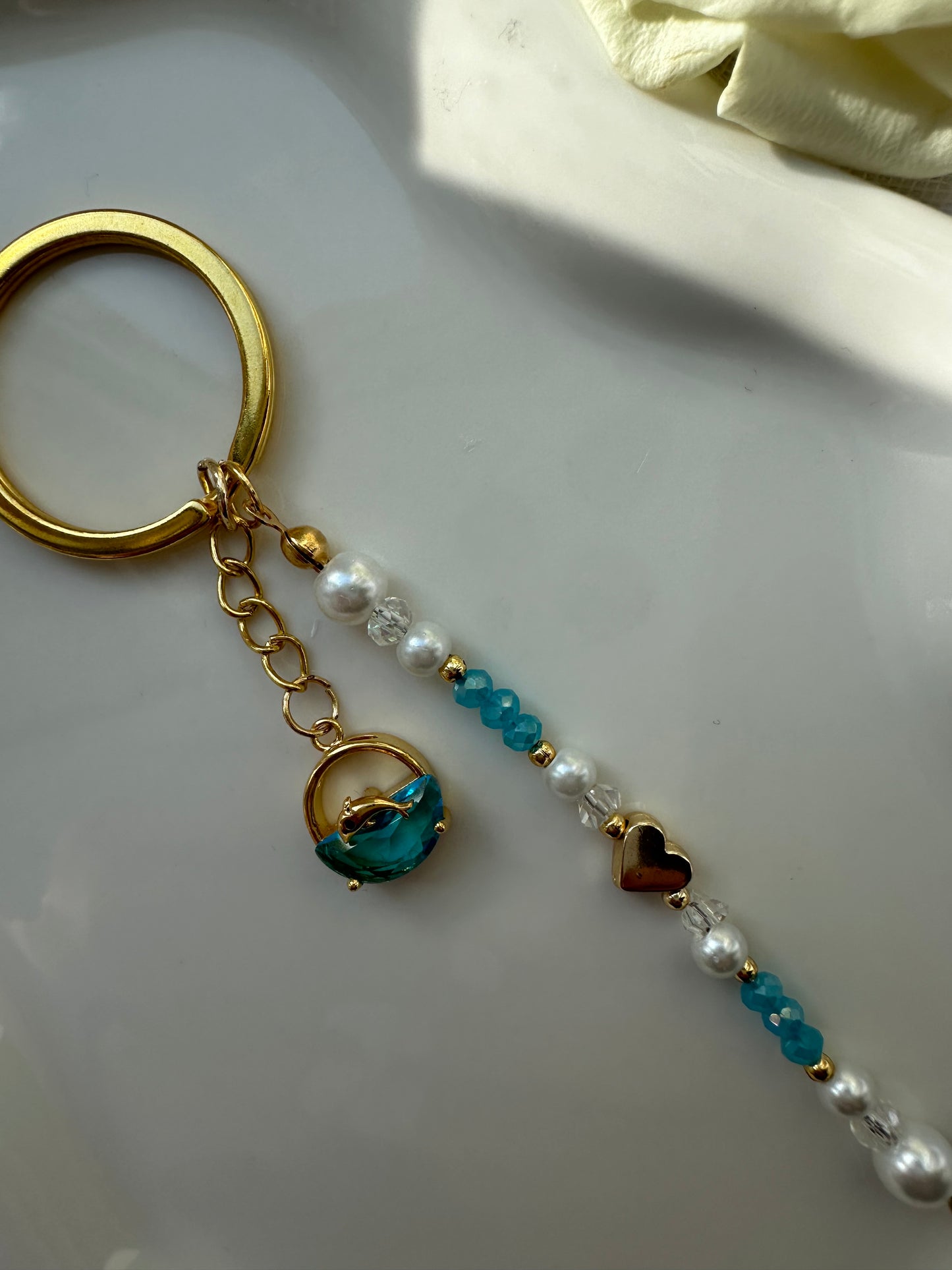 Schlüsselanhänger mit Weißen und Blauen Perlen + Herz und Delfin Anhänger - 10030