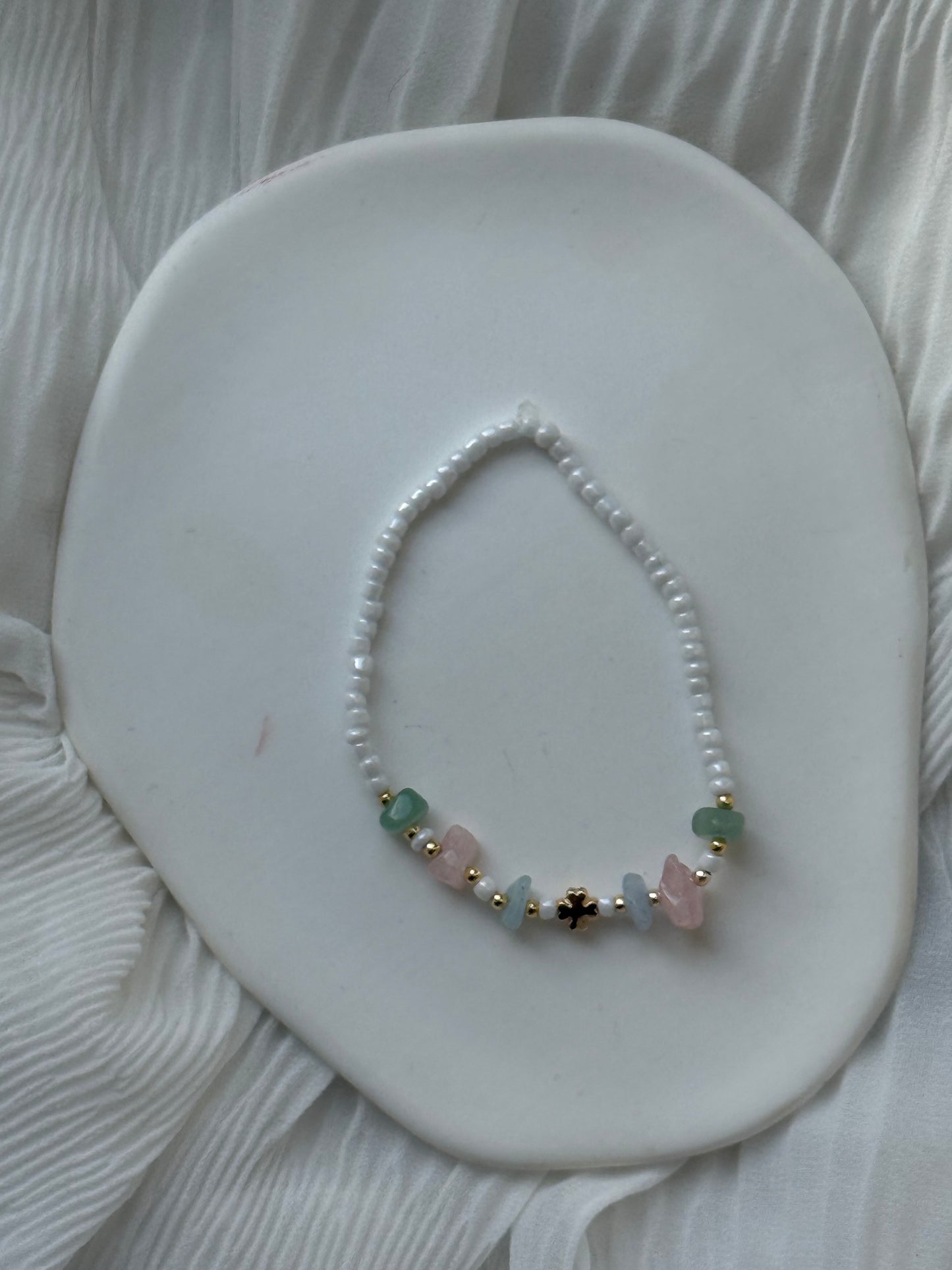 Perlenarmband mit Weißen Perlen, Edelsteinperlen und Goldenen Perlen + Kleeblatt Anhänger - 111215