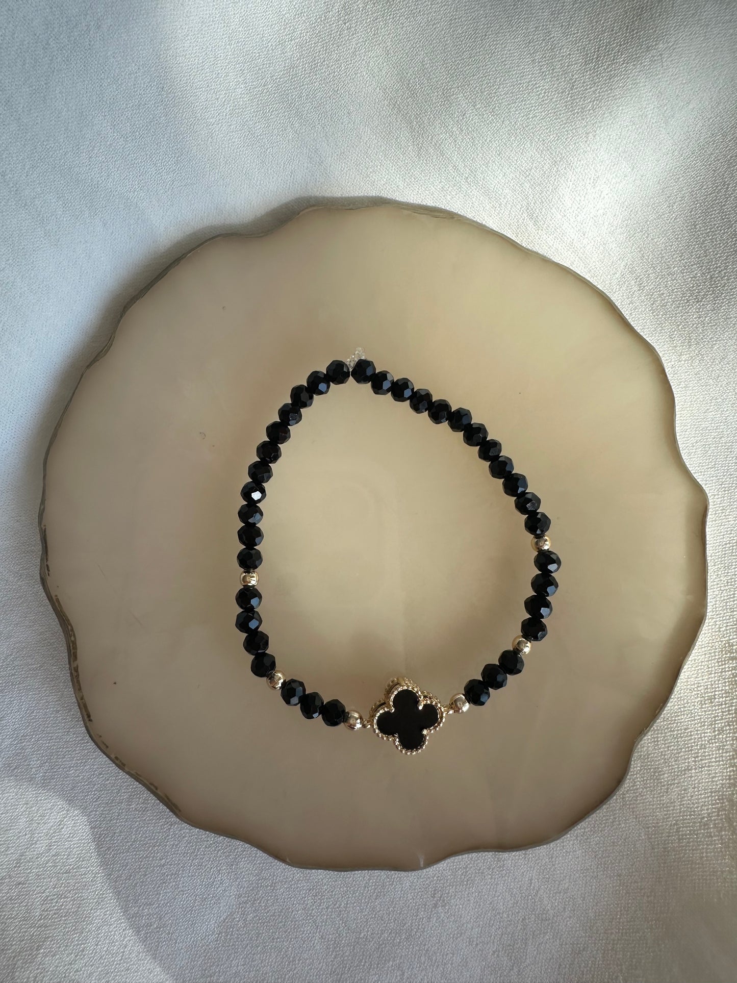 Perlenarmband mit Schwarzen Kristallperlen und Kleeblatt Anhänger - 10443