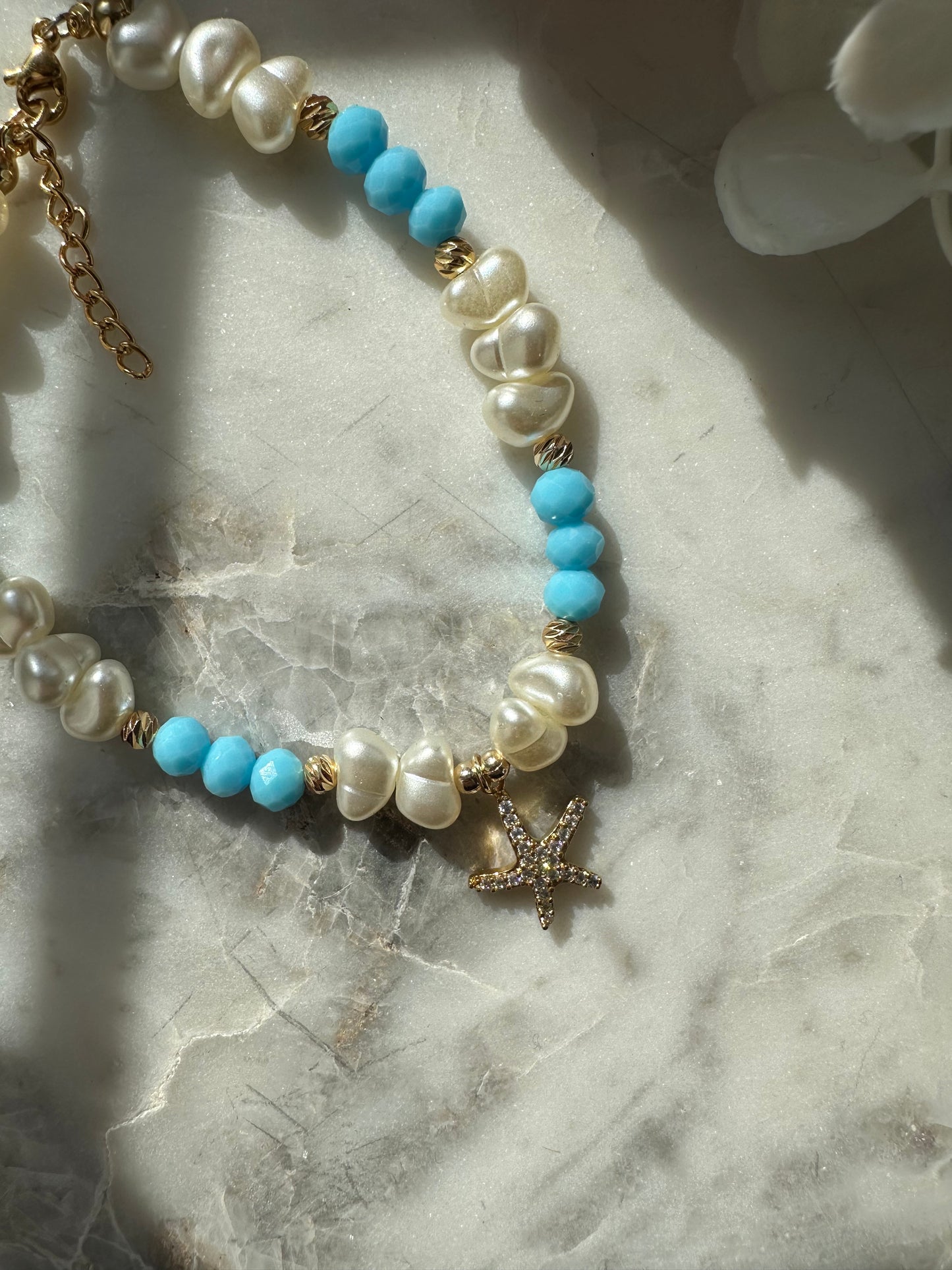 Fußkette mit Weißen und Blauen Perlen und goldenen Seestern Anhänger - 10085