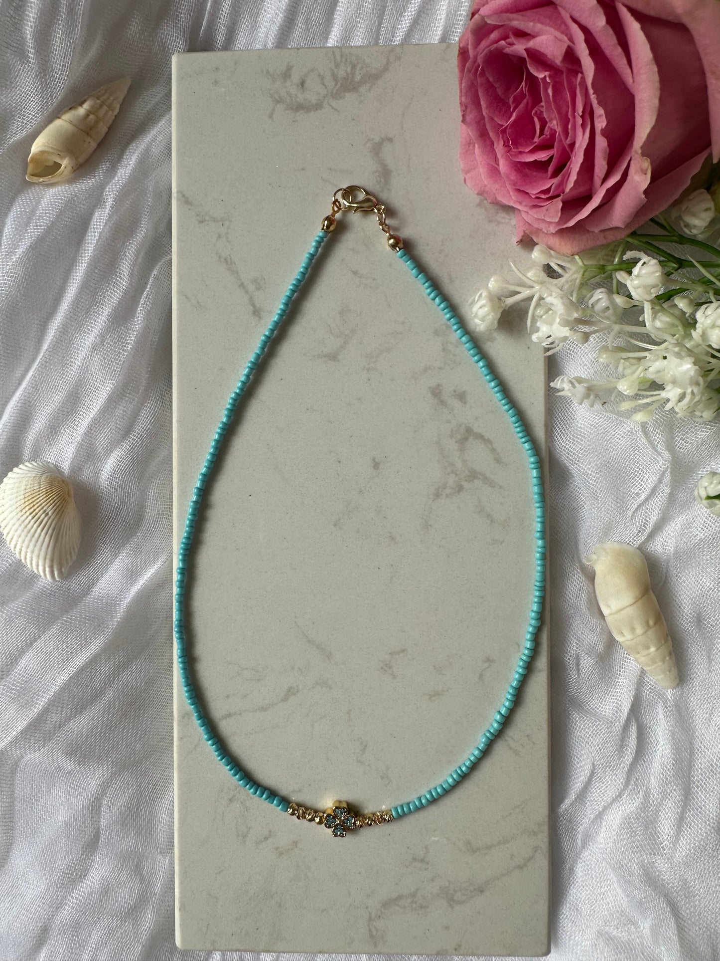 Perlenkette mit Blauen Perlen und Goldenen Dorika Perlen + Kleeblatt Anhänger - 10131