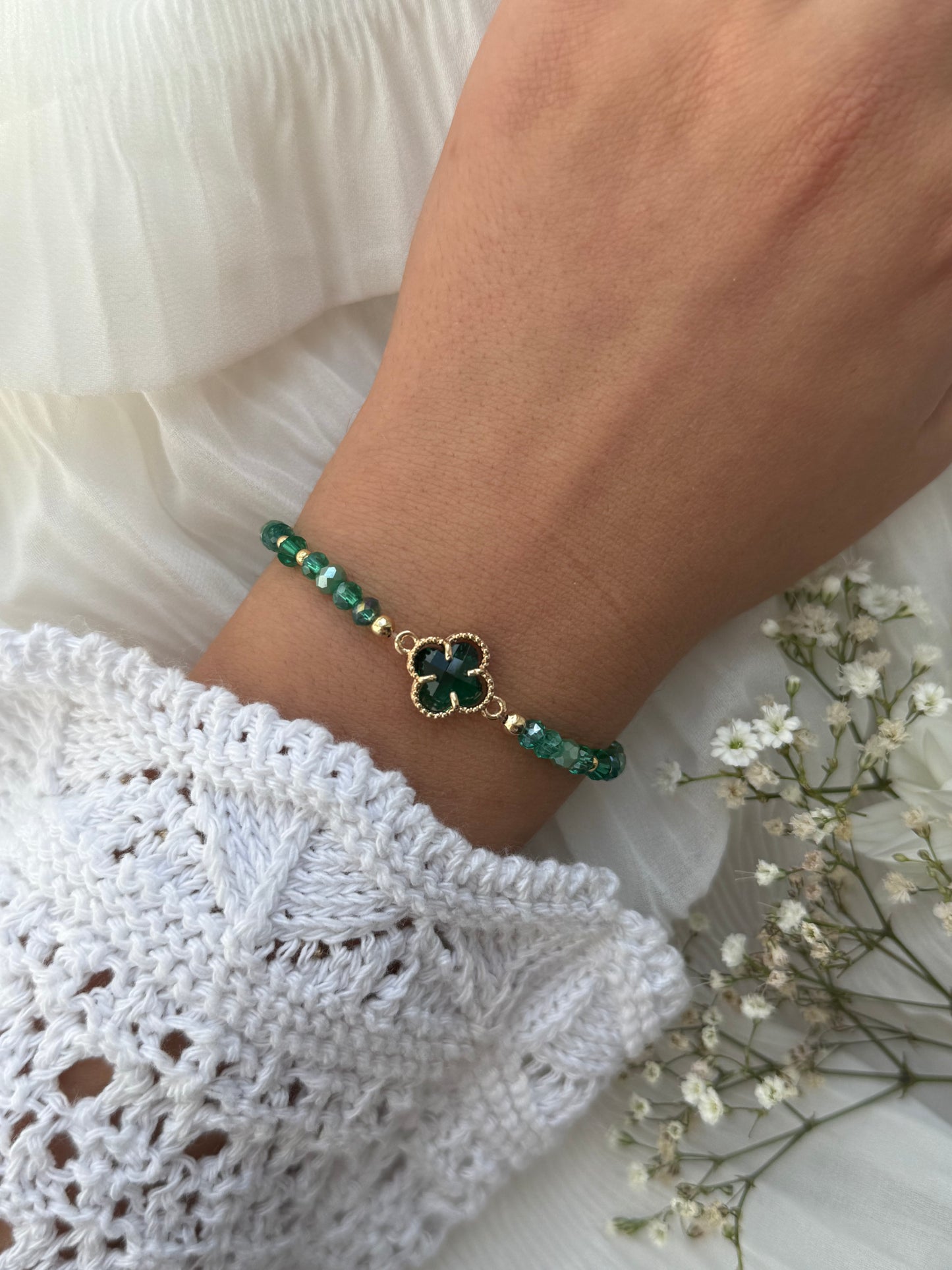Perlenarmband mit Grünen Kristallperlen, Goldenen Perlen + Kleeblatt Anhänger - 10966