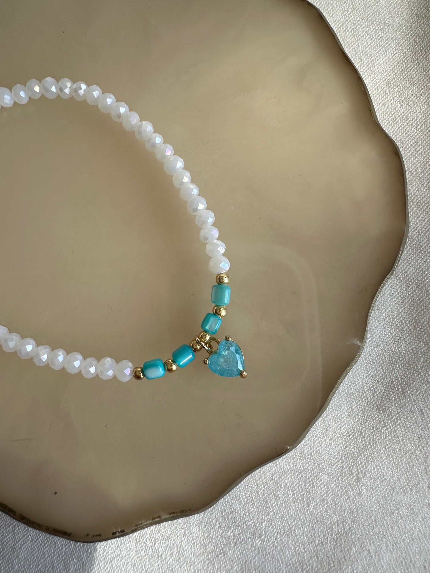 Perlenarmband mit Weißen Kristallperlen und Blauen Perlen + Herz Anhänger - 10325