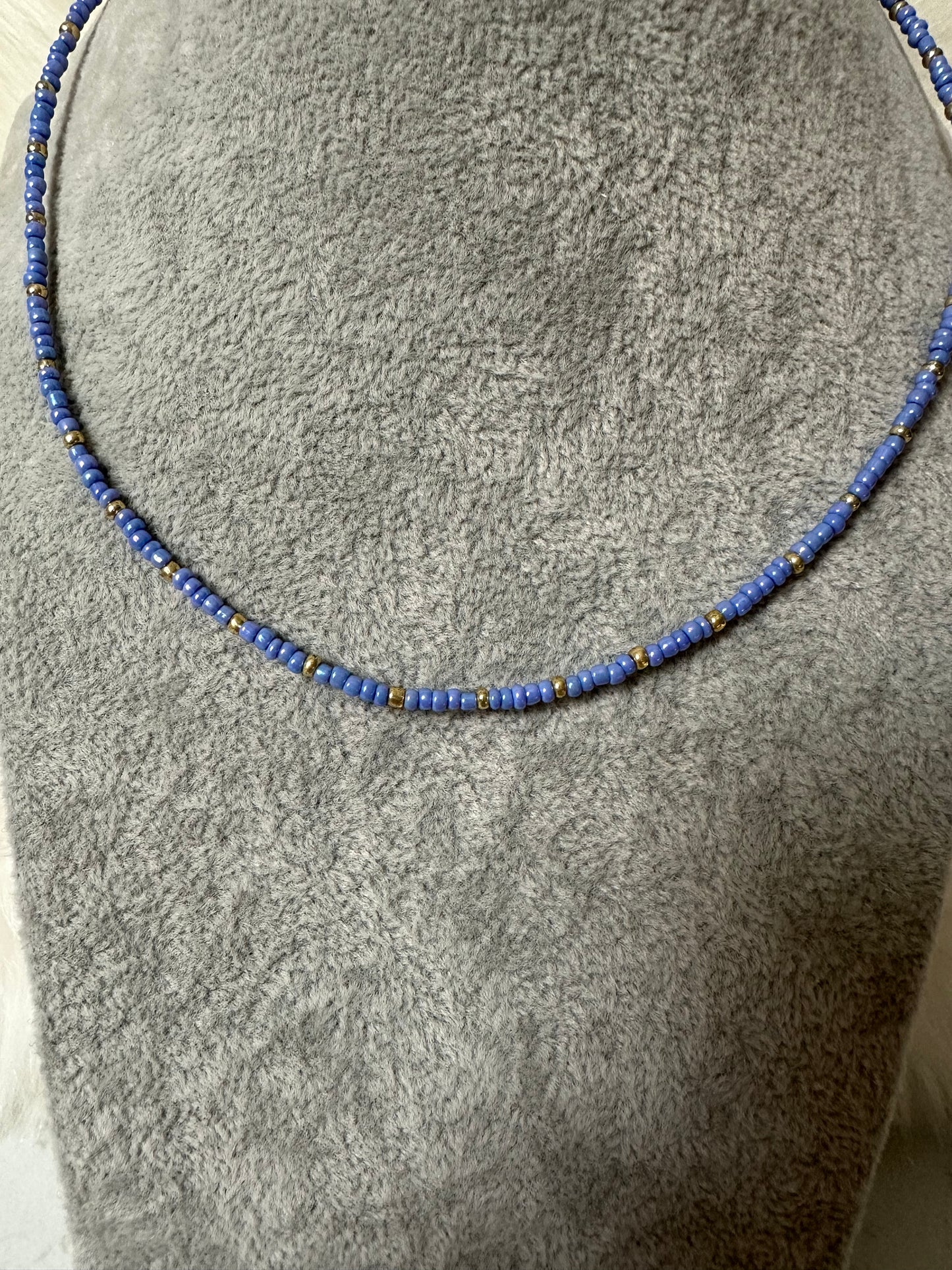 Perlenkette chocker mit blauen Perlen und goldenen Zwischenperlen - 10157