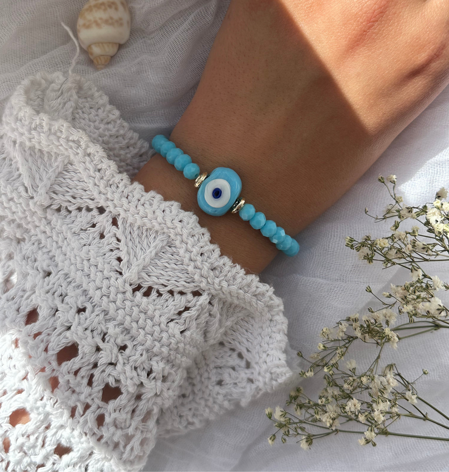 Perlenarmband mit Blauen Kristallperlen und goldenen Details + Nazar Anhänger - 10810