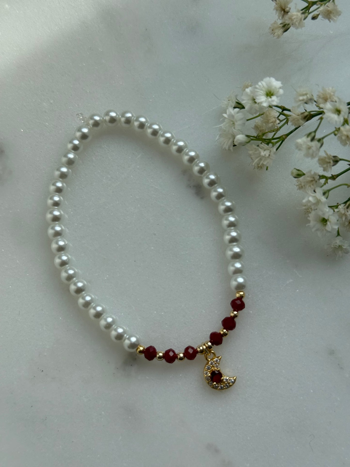 Perlenarmband mit Weißen Glasperlen, Roten Kristallperlen, Goldenen Perlen + Mond Anhänger - 10967