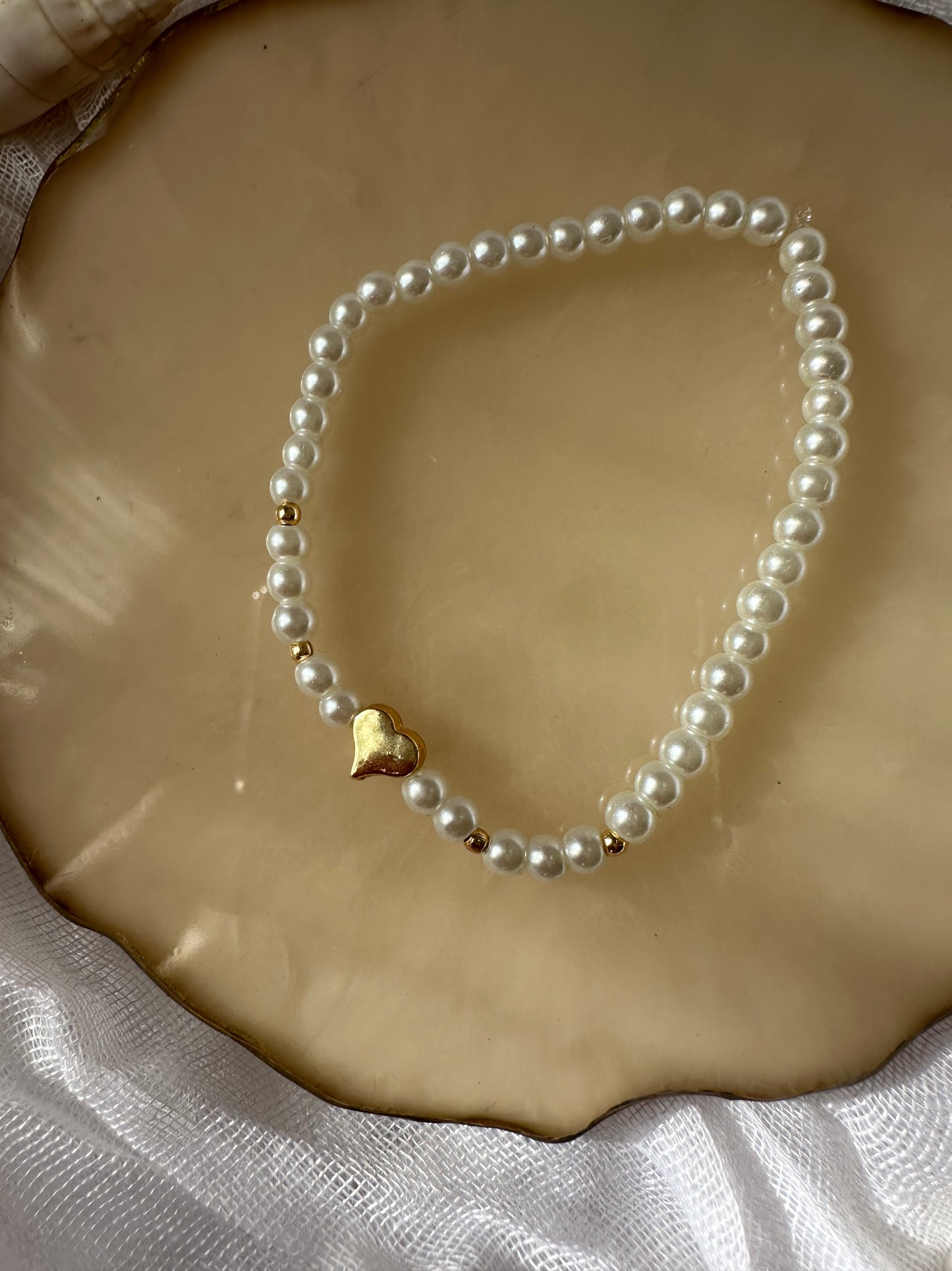 Weißes Perlenarmband mit goldenem Herz - 10252