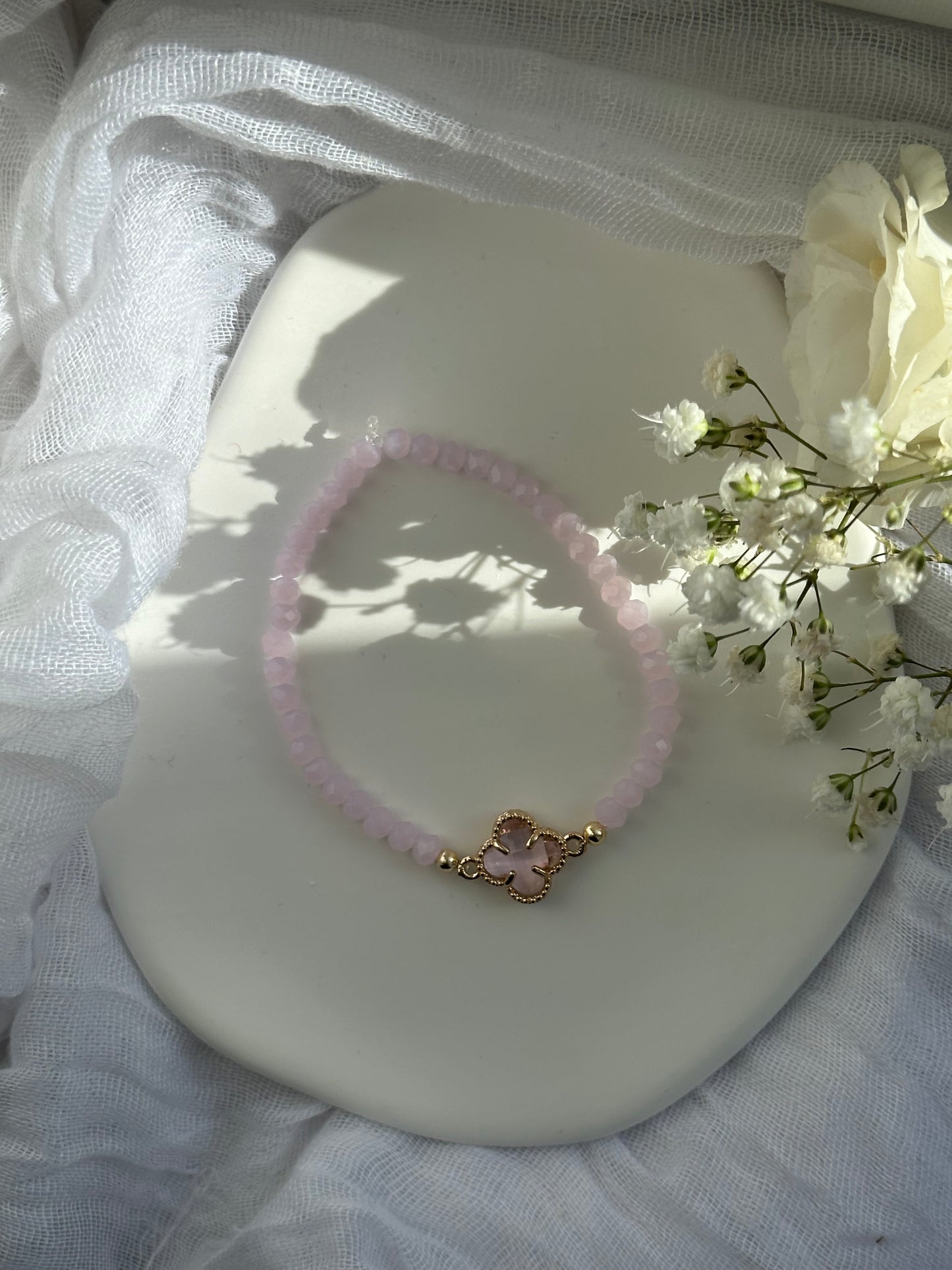 Perlenarmband mit Rosa Kristallperlen und Kleeblatt Anhänger - 10565