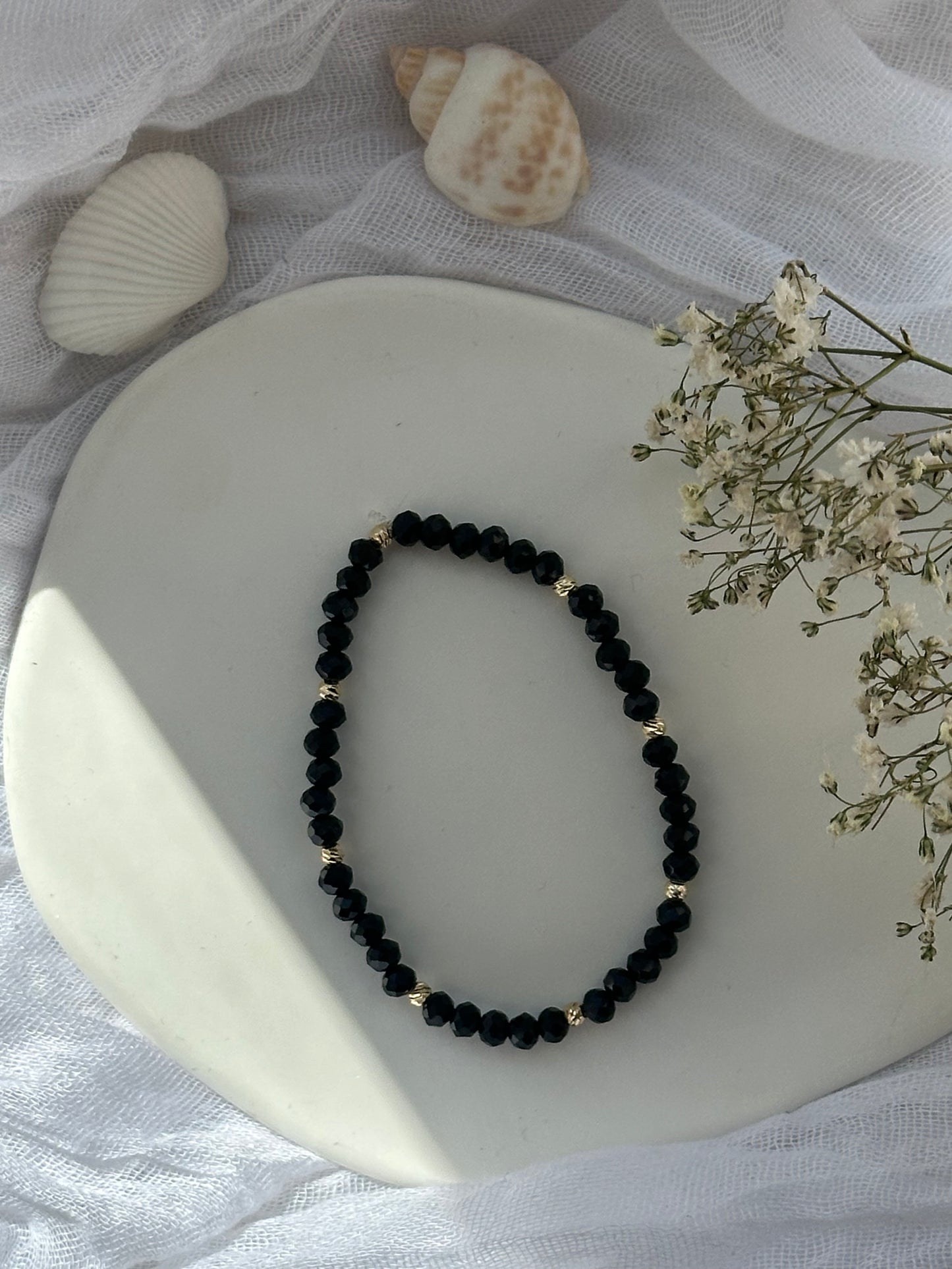Perlenarmband mit Schwarzen Kristallperlen und Goldenen Dorika Perlen - 10814
