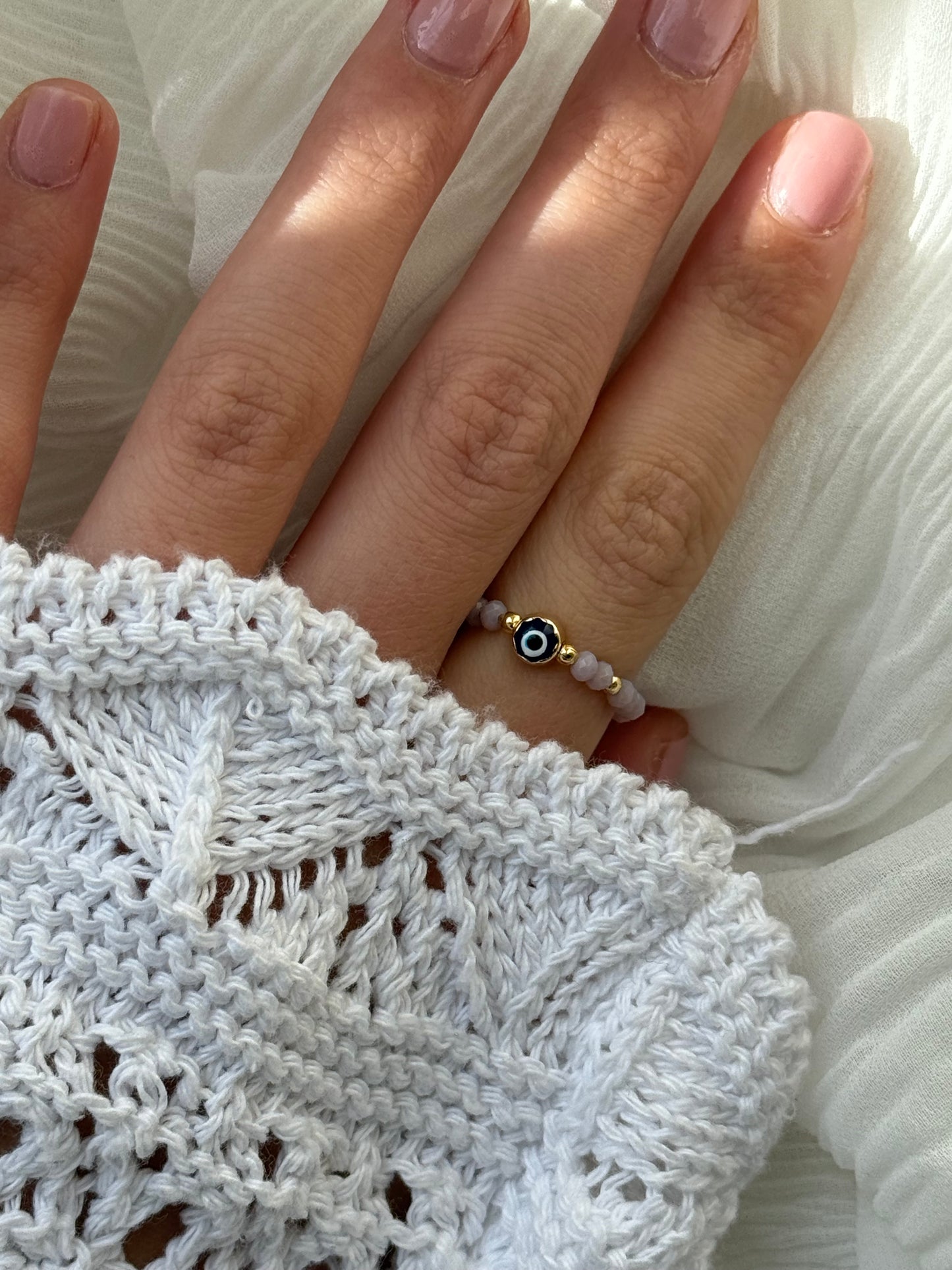 Perlenring mit Flieder Kristallperlen, Goldenen Details + Nazar, Evil eye Anhänger - 111198