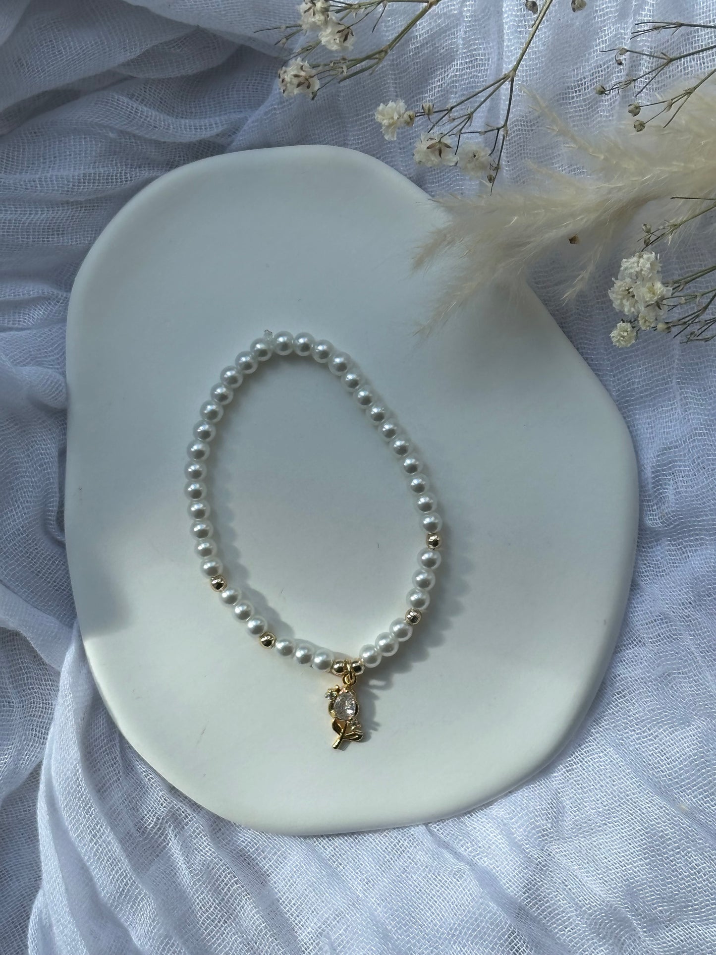 Perlenarmband mit Weißen Glasperlen und Tulpen Anhänger - 10669