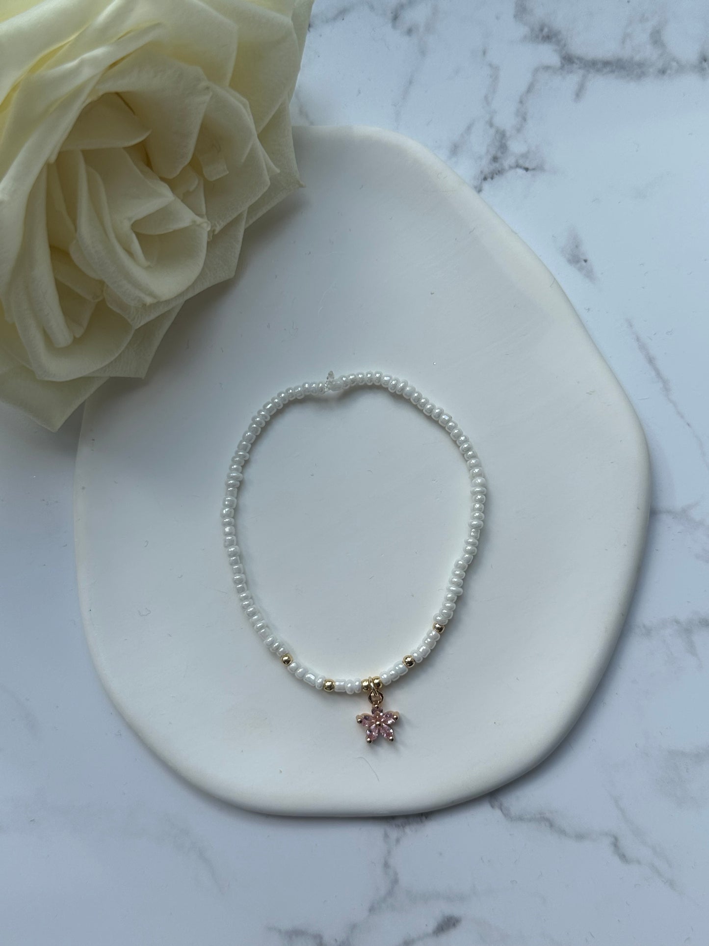 Perlenarmband mit Weißen und Goldenen Perlen + Blumen Anhänger - 10896