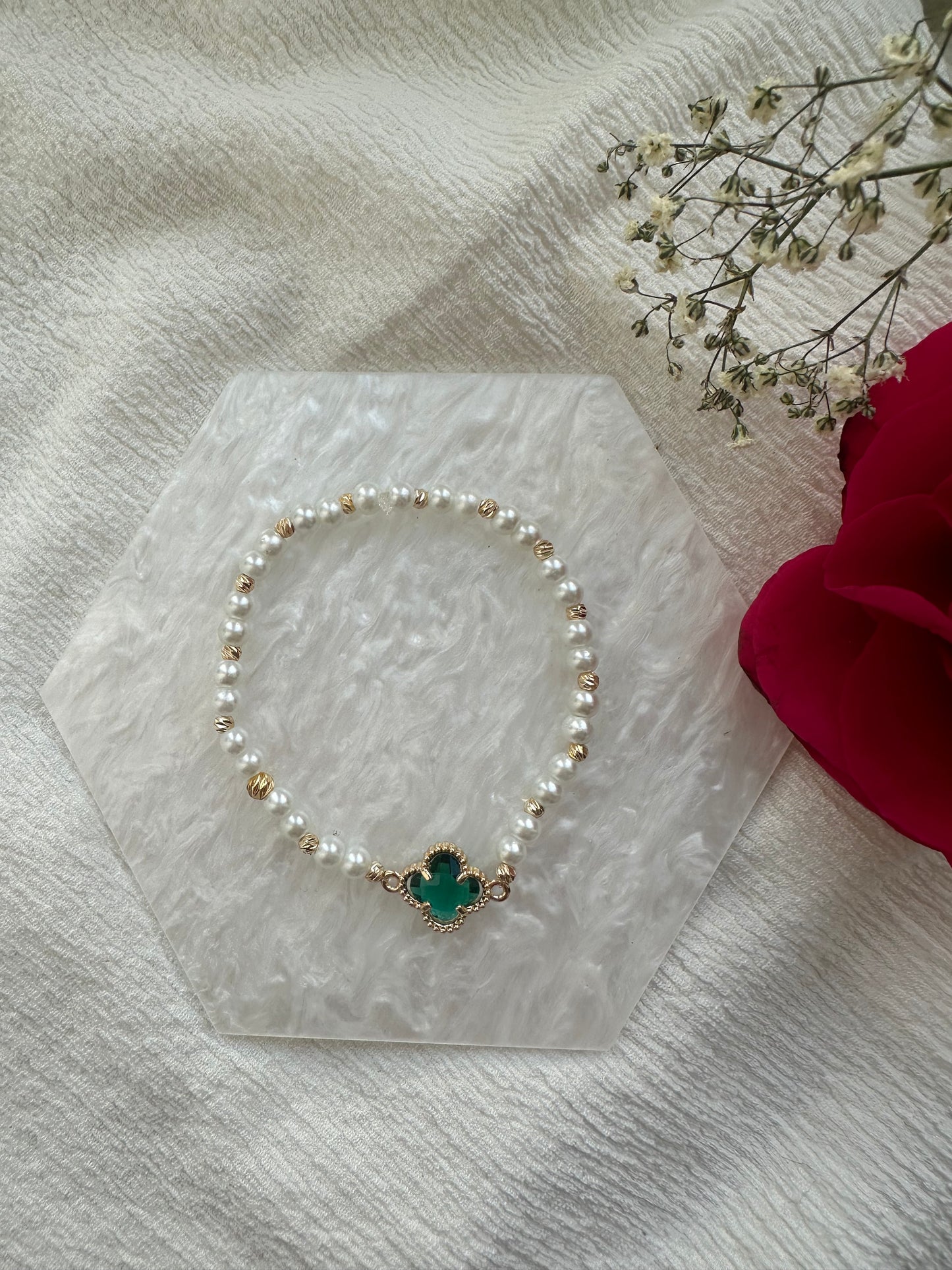 Perlenarmband Weiß mit Grünen Kristallperlen und Kleeblatt Anhänger - 10393