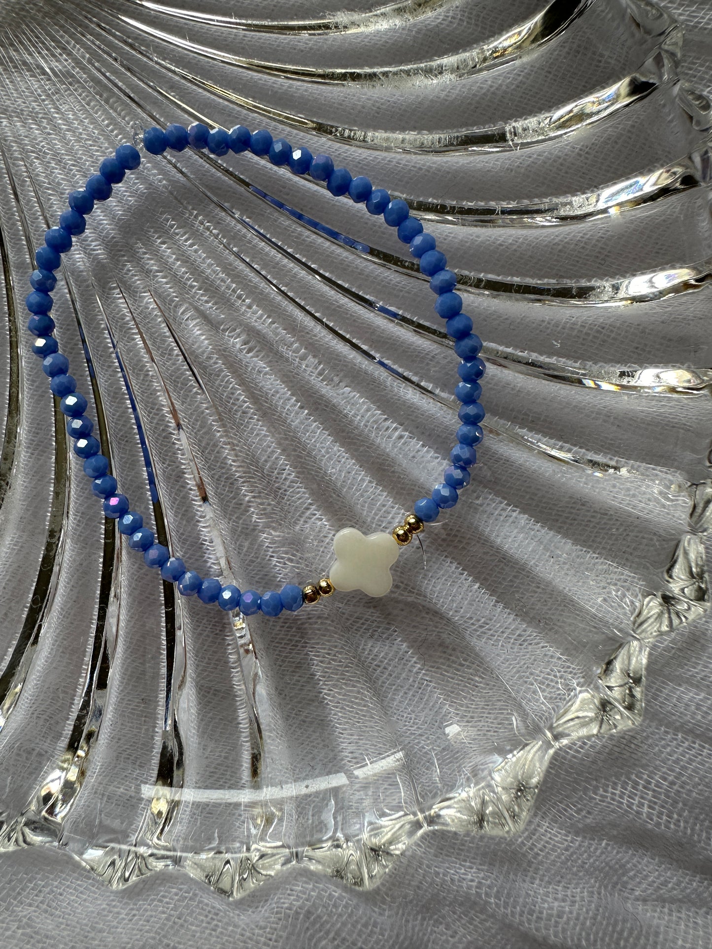 Blaues Perlenarmband mit Perlmutt Kleeblatt - 10270