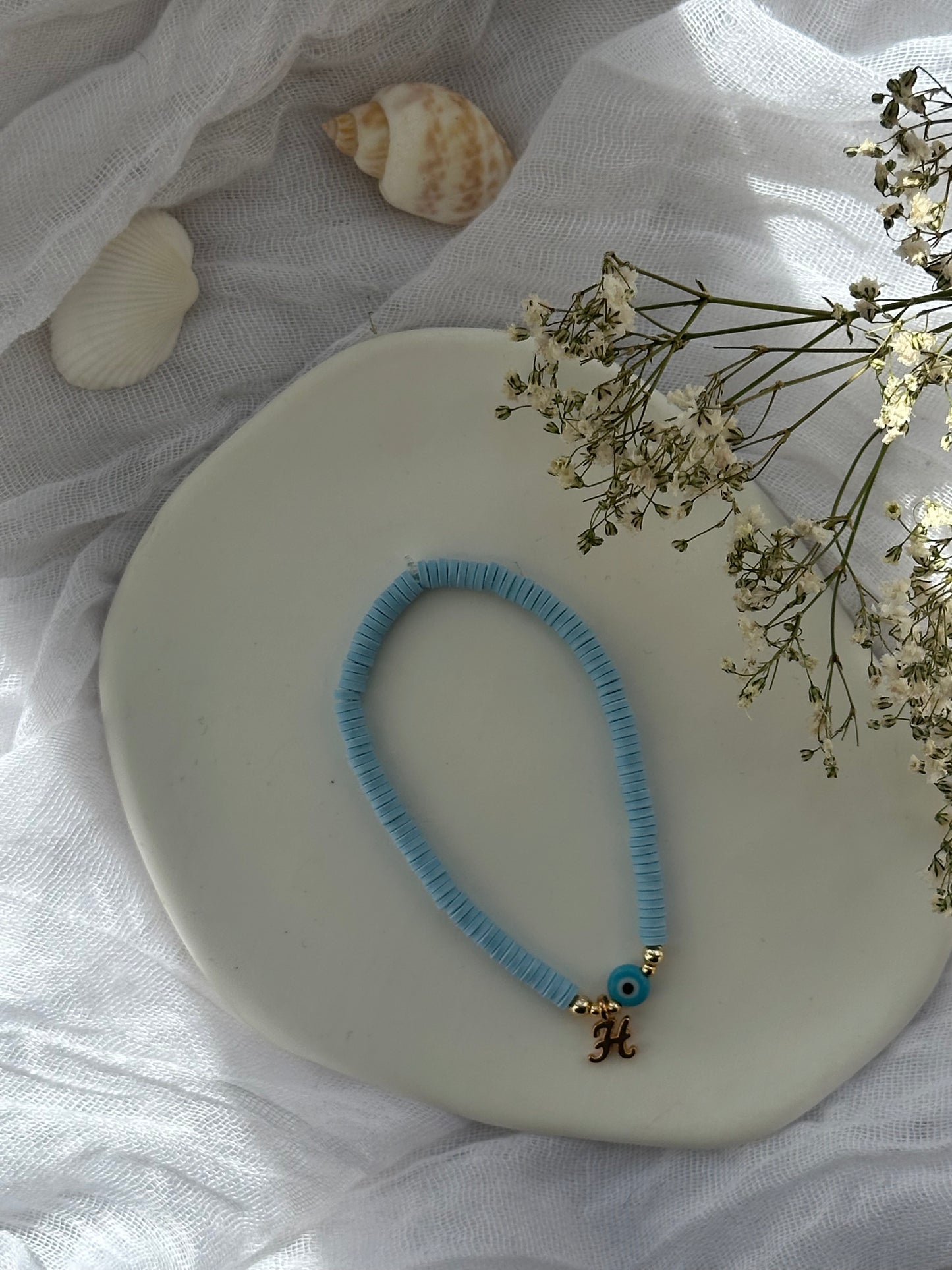 Perlenarmband personalisiert mit Blauen Fimo und goldenen Perlen + Nazar Anhänger - 10822