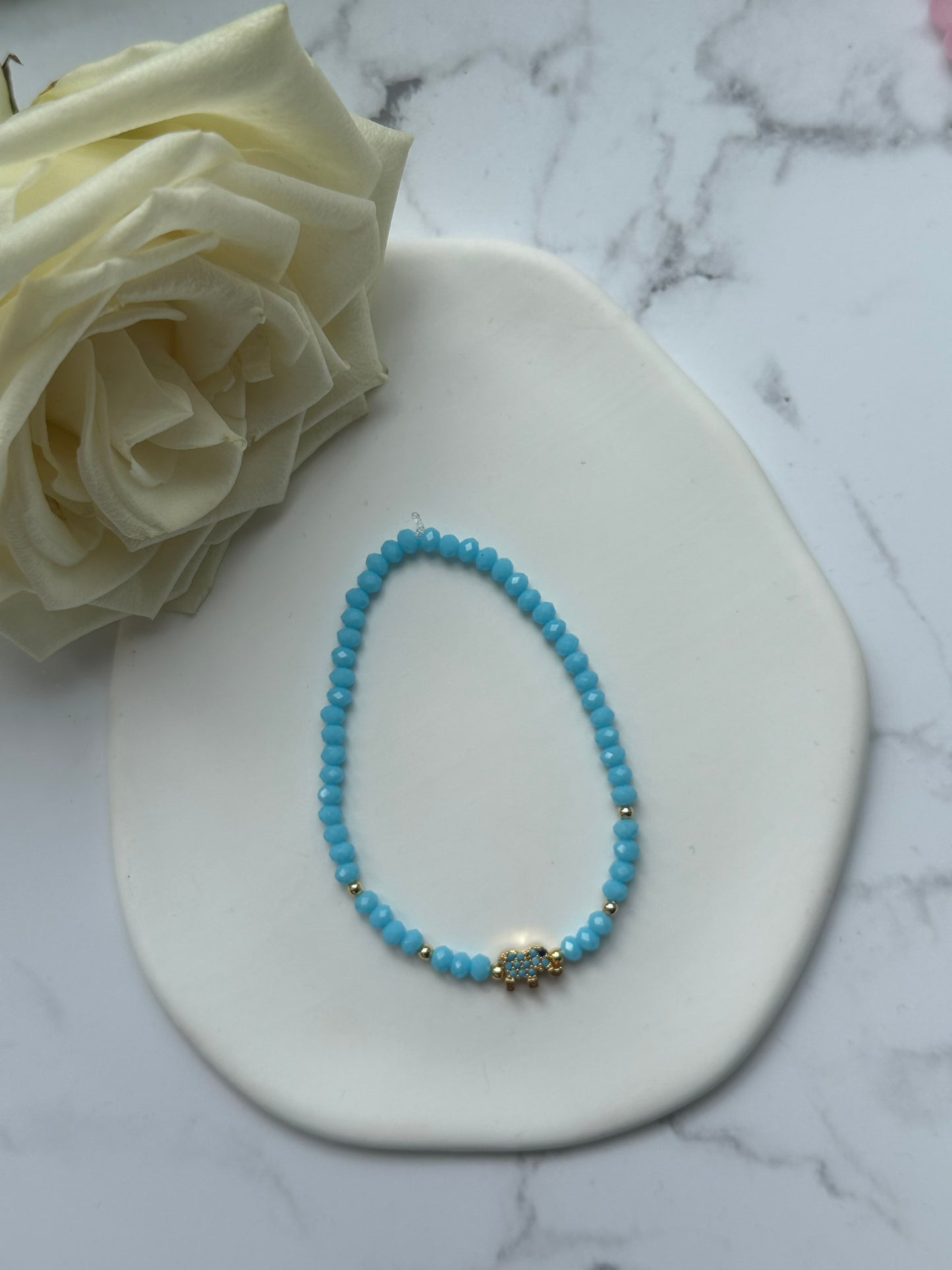 Perlenarmband mit Blauen Kristallperlen und Goldenen Perlen + Elefanten Anhänger - 10890