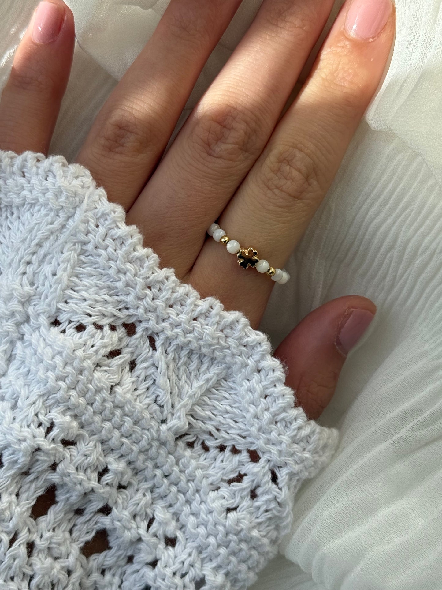 Perlenring mit Weißen Perlen, Goldenen Details + Kleeblatt Anhänger - 111197