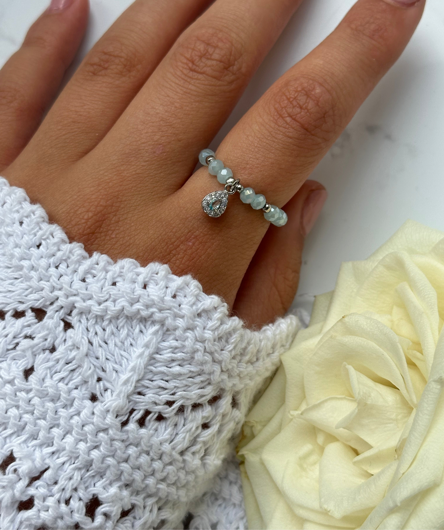 Perlenring mit Blauen Kristallperlen und Silber Details + Tropfen Anhänger - 10914