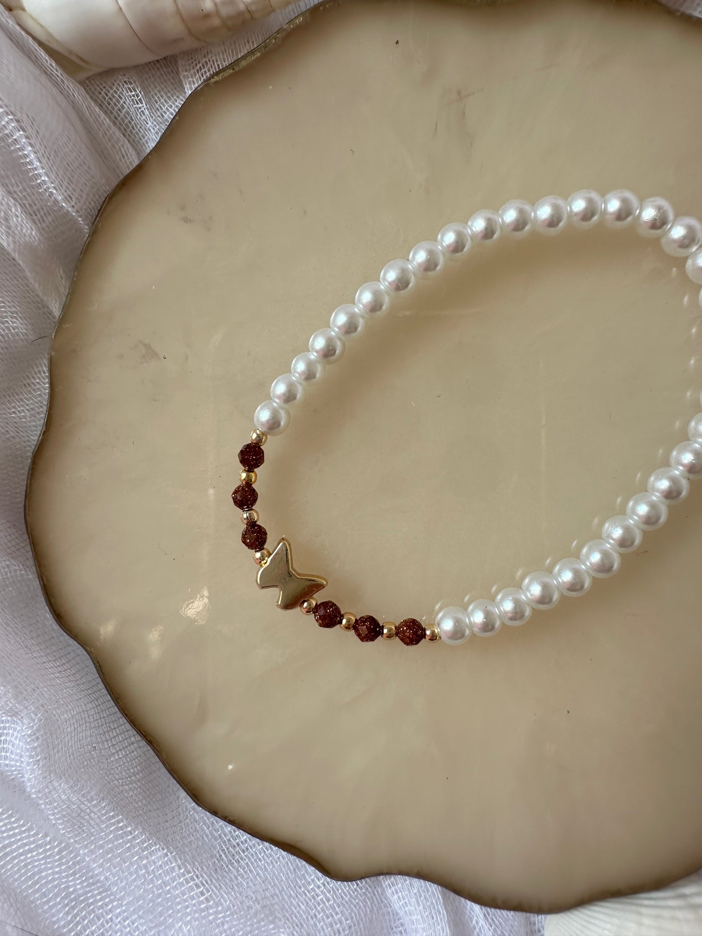 Perlenarmband Weiß mit Braunen Glitzer Natursteinen und Schmetterling Anhänger - 10374
