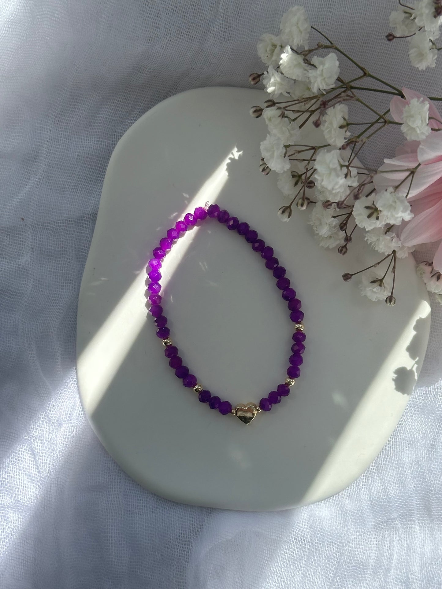 Perlenarmband mit Lila Kristallperlen und goldenen Details + Herz Anhänger - 10772