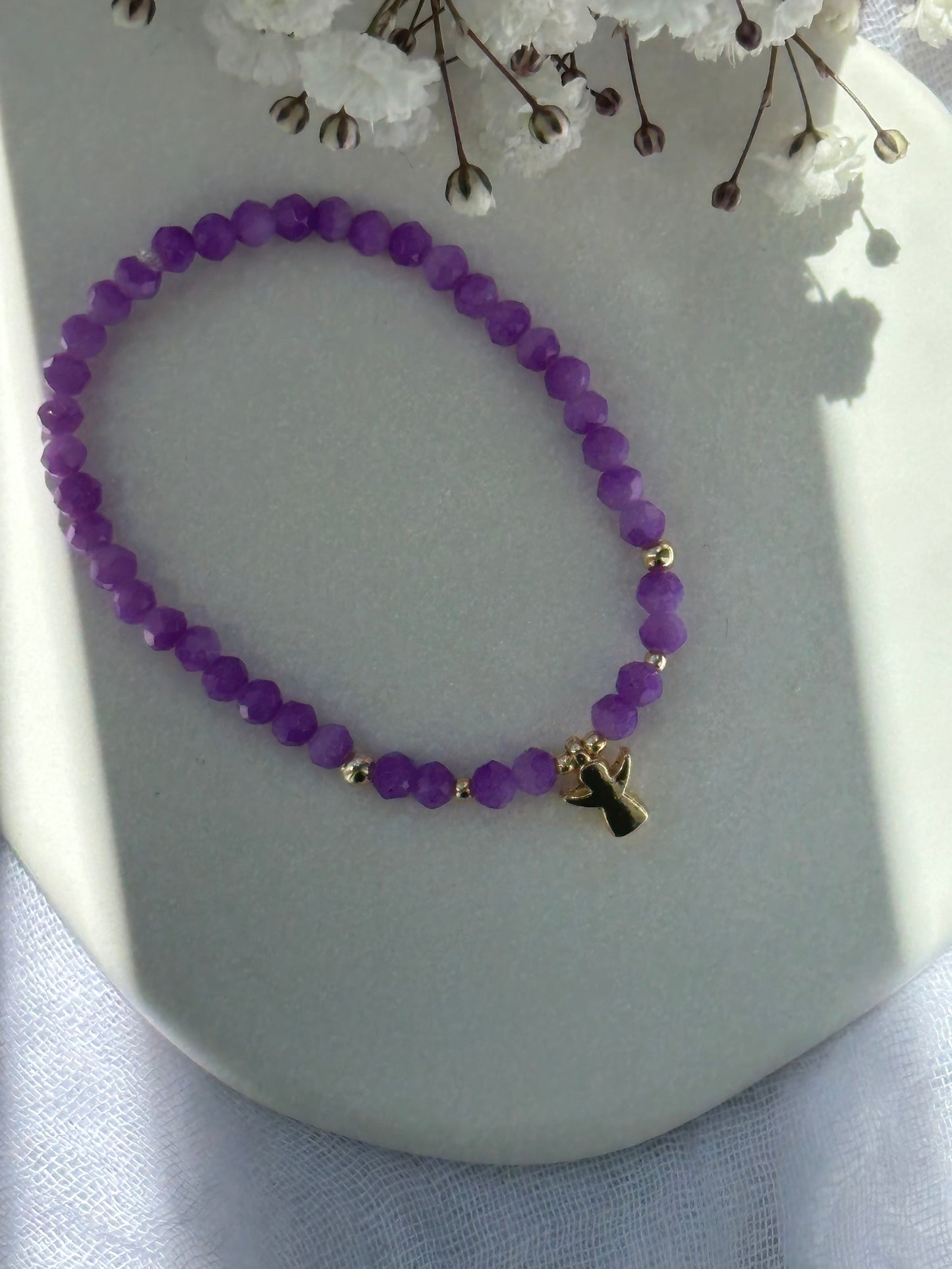 Perlenarmband mit Lila Kristallperlen und goldenen Details + Engel Anhänger - 10731
