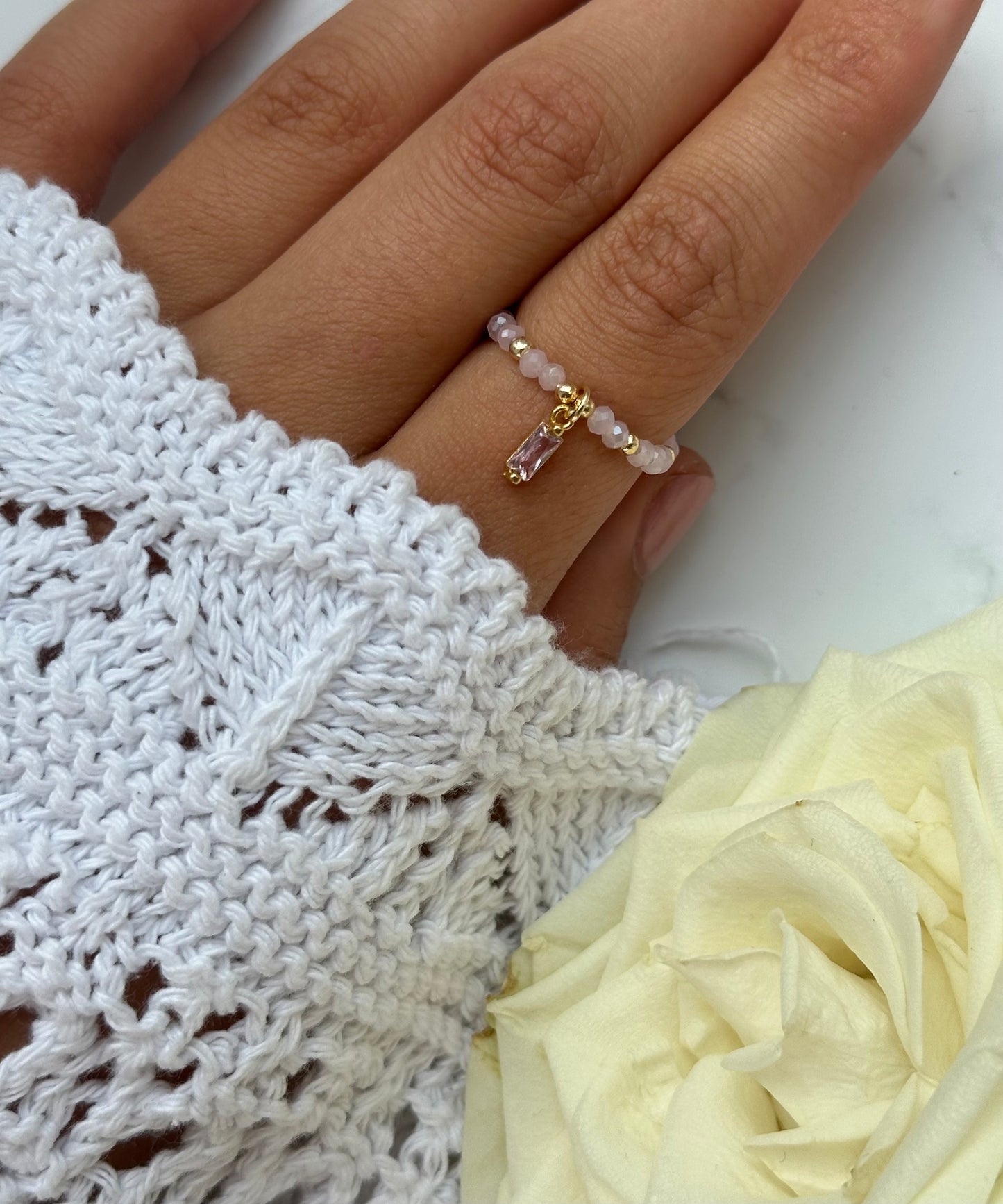 Perlenring mit Rosa Kristallperlen und goldenen Details + Zirkonia Anhänger - 10913