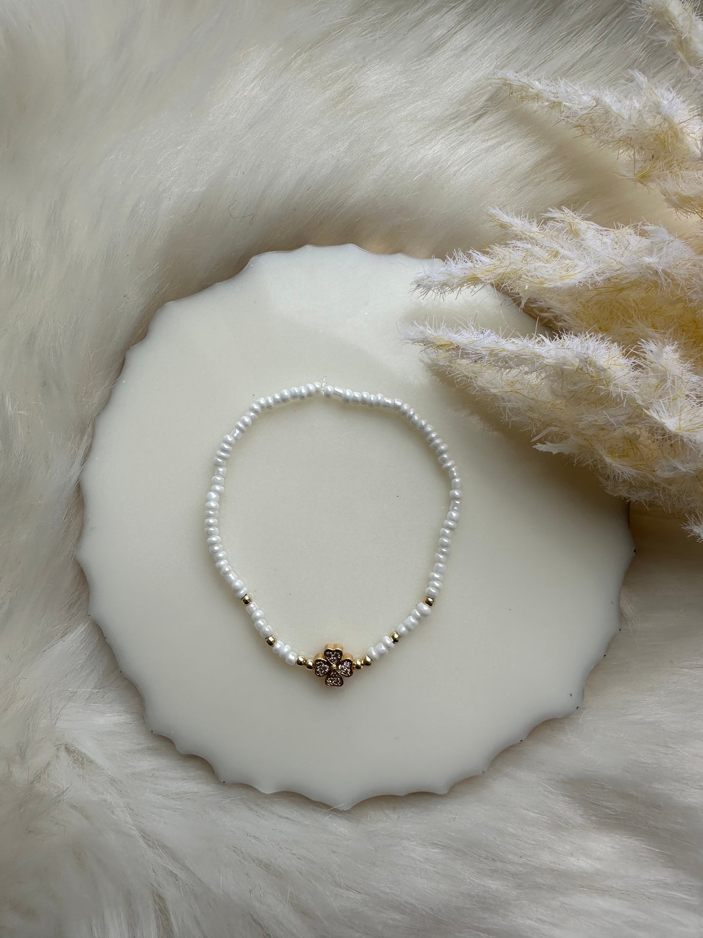 Perlenarmband weiß mit Kleeblatt Anhänger - 10358