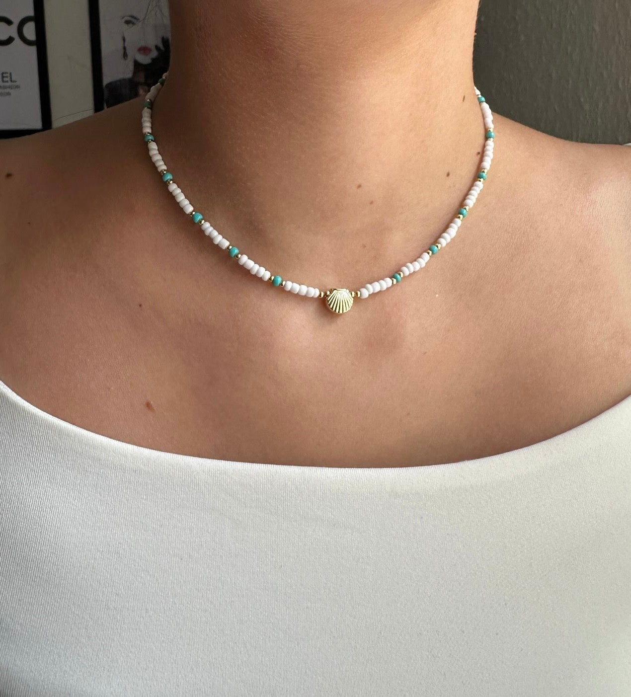 Perlenkette mit Weißen Perlen und Türkisene Zwischenperlen + Muschel Anhänger - 10133